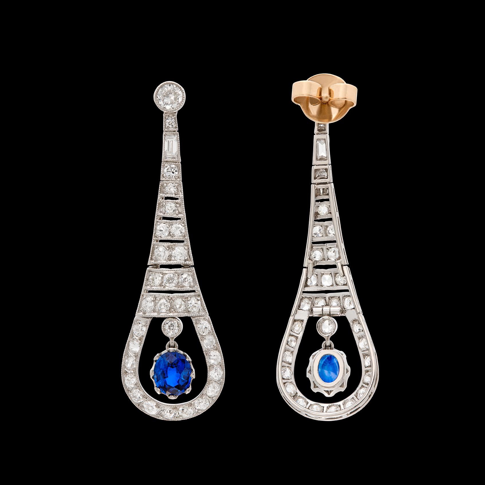 Boucles d'oreilles pendantes en diamant et saphir de style Art Déco en vente 1