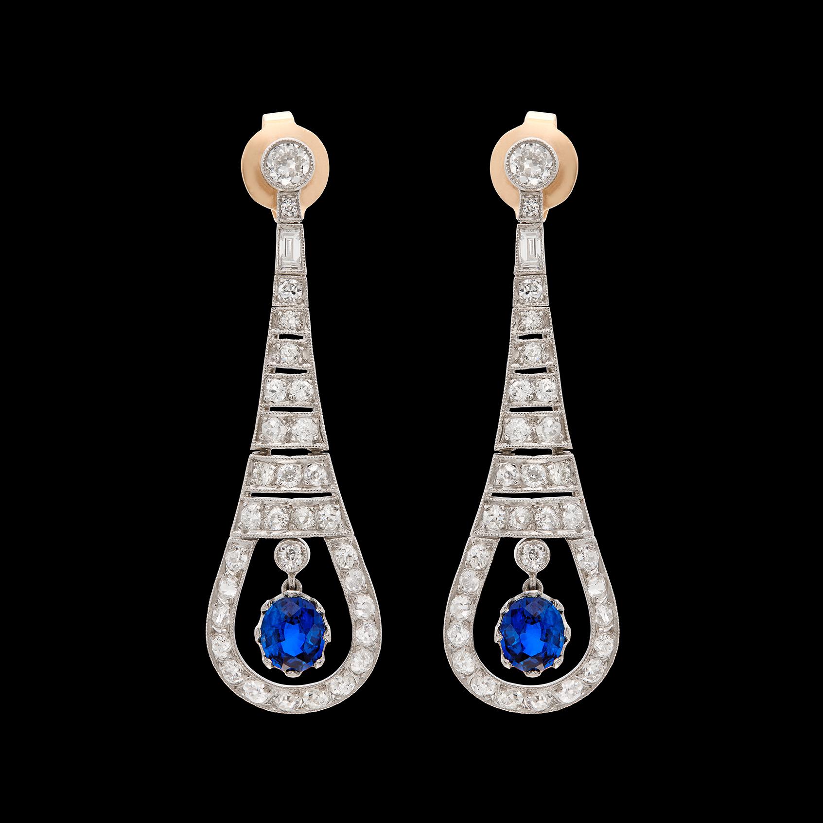 Art déco Boucles d'oreilles pendantes en diamant et saphir de style Art Déco en vente