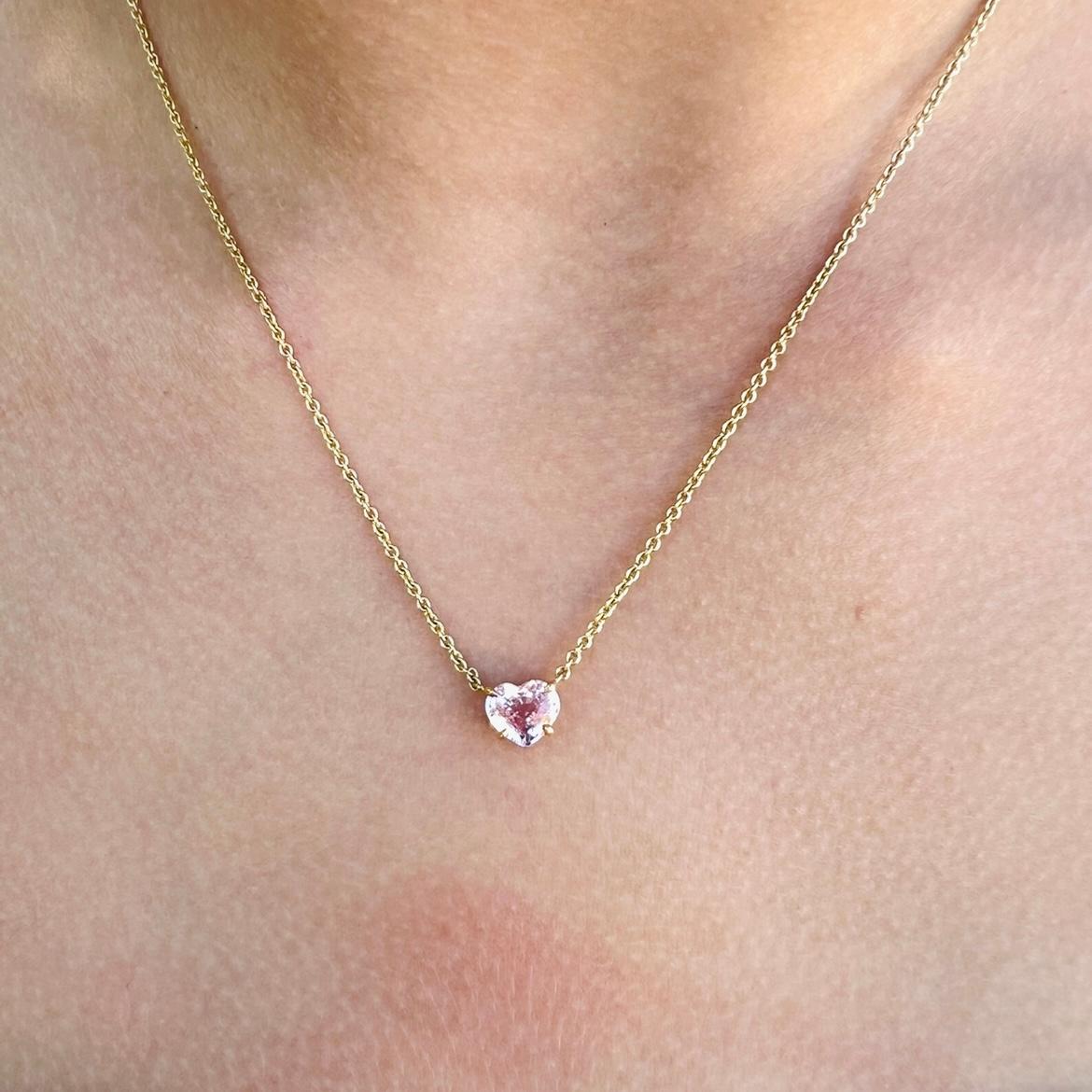 Célébrez l'amour tout au long de l'année ! Ce collier en or 18 carats met en valeur un saphir rose en forme de cœur pesant 1,23 carats. Il pèse 3,5 grammes et mesure 15 3/4 pouces de long. Le saphir rose présente une excellente saturation des