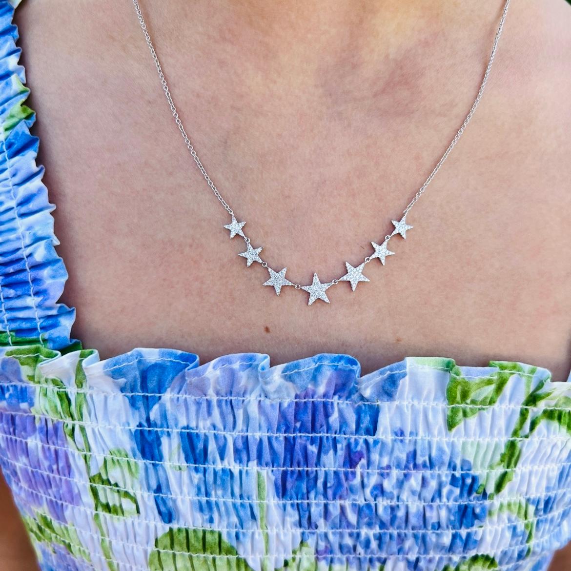 Tutti sono una star! O sentiti come tale, indossando questa affascinante collana in oro bianco 14k. Le sette stelle graduali sono incastonate con diamanti rotondi per un peso totale di circa 0,82 carati. La collana pesa 3,0 grammi e può essere