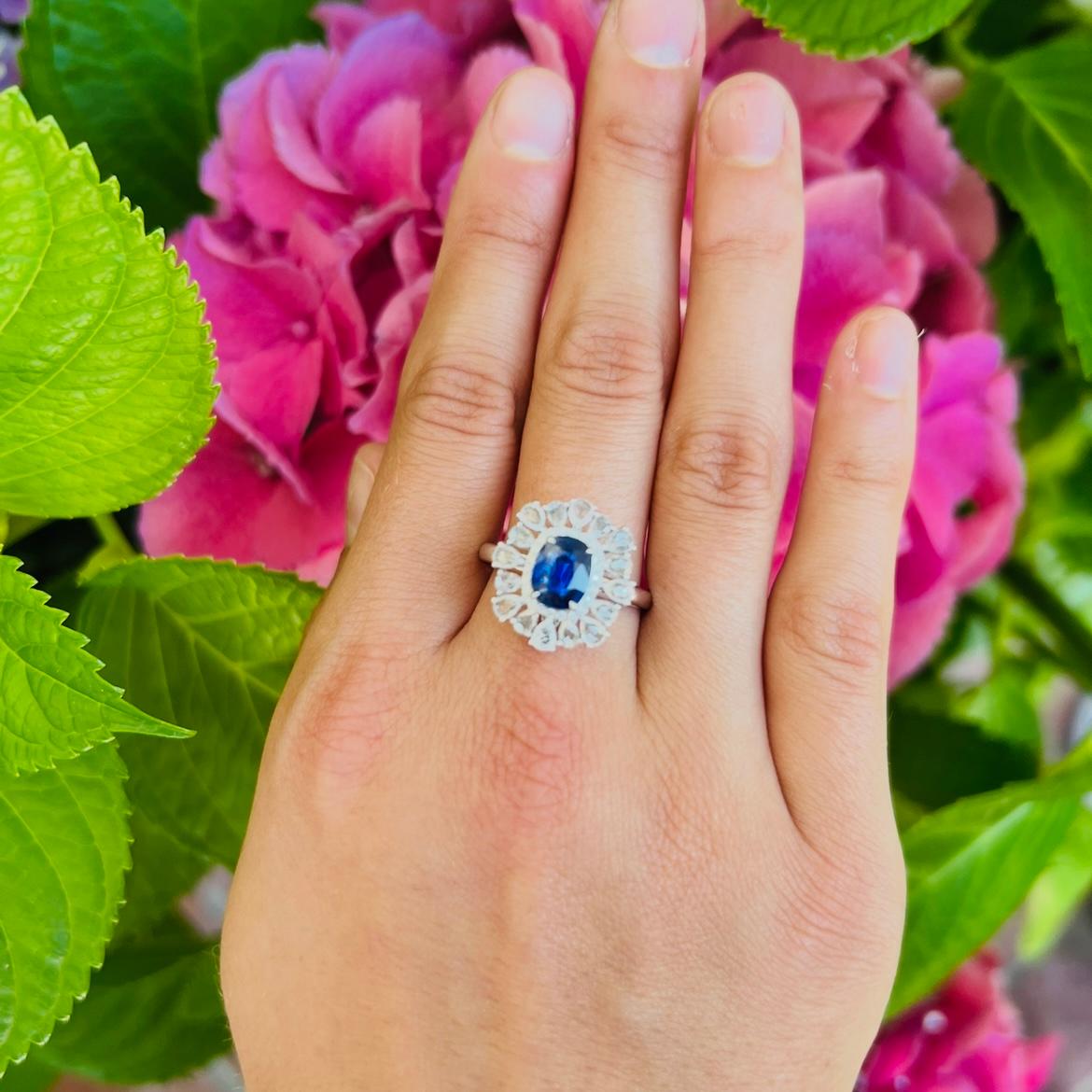 Lebendiger Ring aus blauem und weißem Saphir und Diamant (Ovalschliff) im Angebot