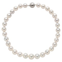 Collar de perlas del Mar del Sur con cierre de bola de diamantes en oro blanco