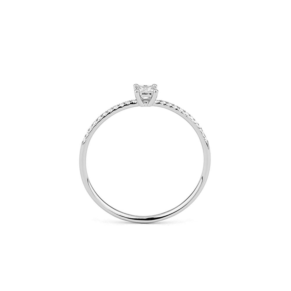 Este delicado anillo de diamantes está elaborado en oro blanco de 18 ct y presenta una refinada silueta diseñada para una elegancia sin esfuerzo. Un diamante de talla princesa se sitúa en el centro, elevado sobre una fina banda pavimentada con