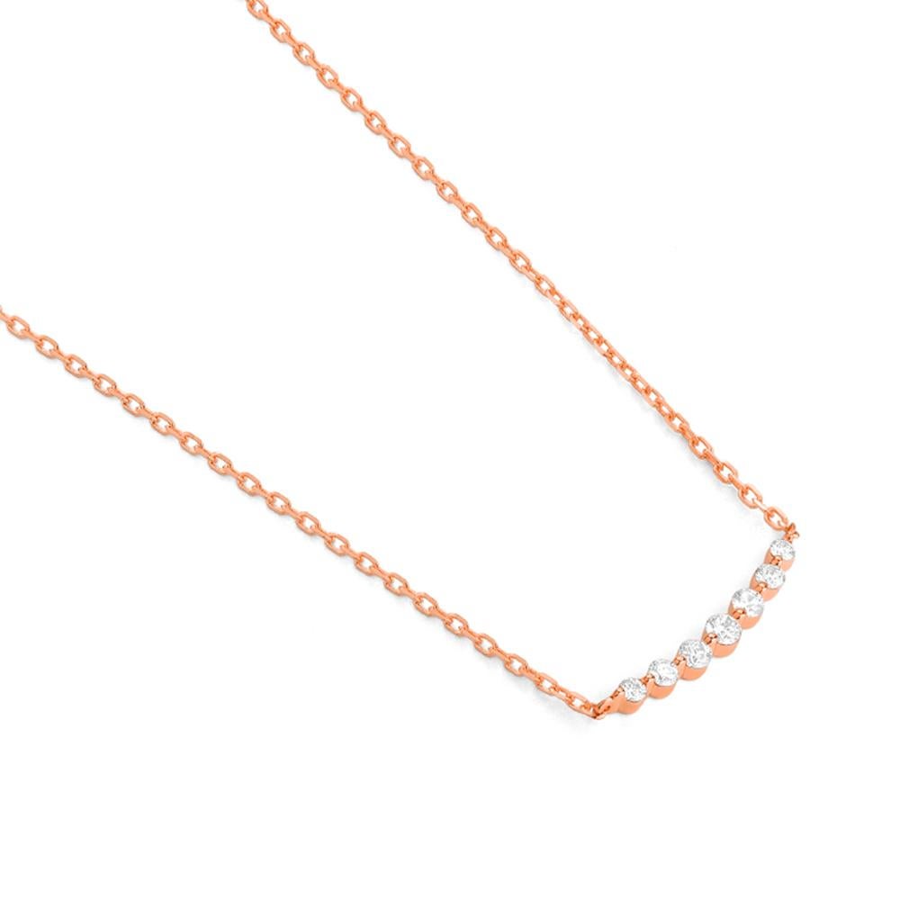 Sobria e raffinata, questa collana è realizzata in oro rosa 18 ct e presenta un grazioso arco di sette diamanti taglio brillante. Con una leggera graduazione, le pietre creano una curva morbida e naturale che valorizza la scollatura e aggiunge il