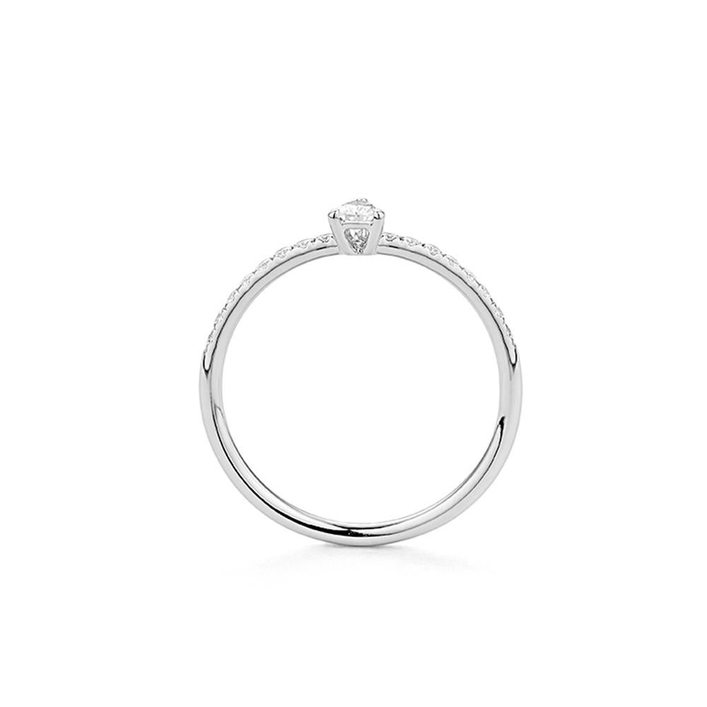Cette élégante bague en or blanc 18ct est ornée d'un diamant taille poire en son centre, serti sur une fine bande sertie de diamants pour plus d'éclat. La silhouette en forme de goutte d'eau ajoute une touche de douceur et d'individualité, tandis