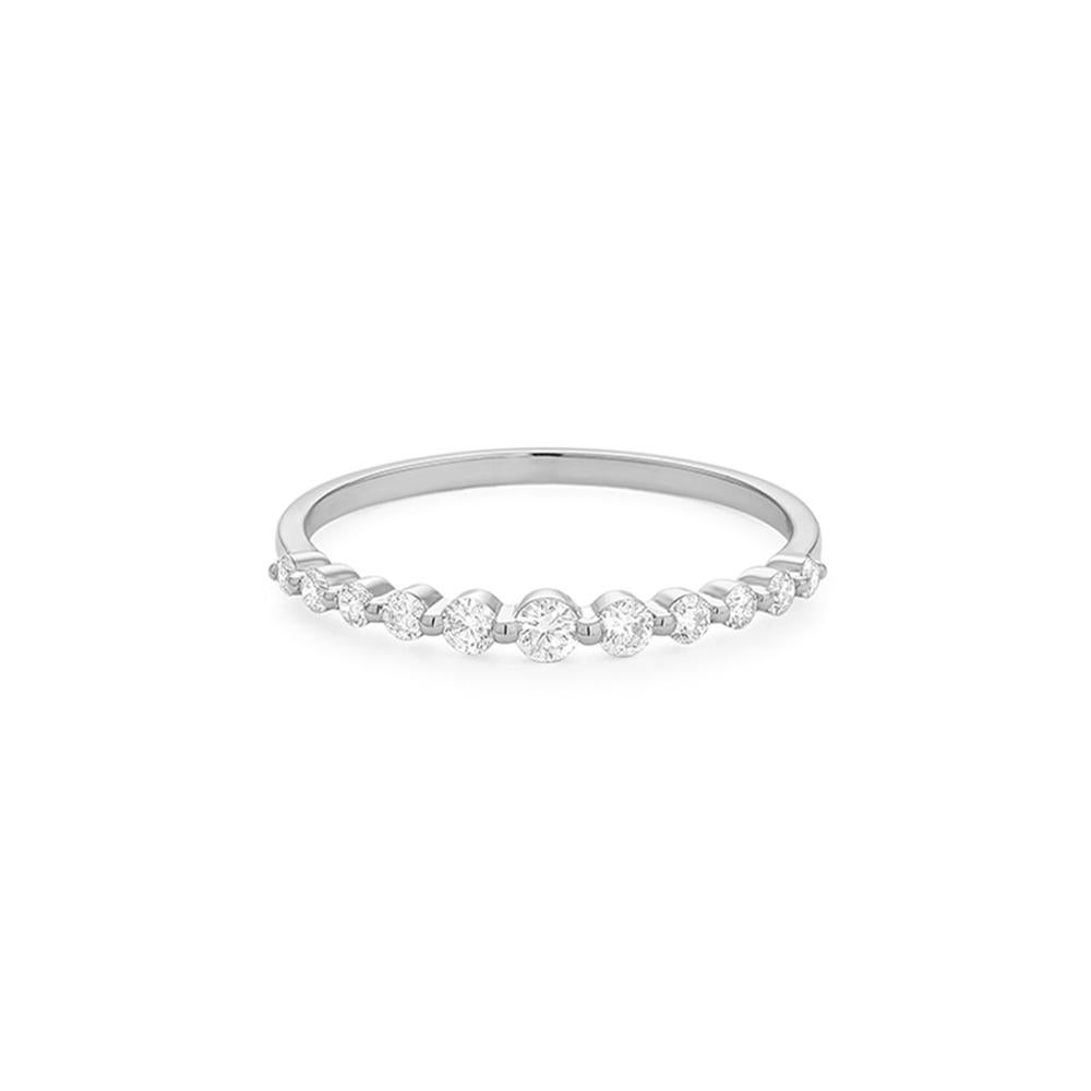 Elegante e senza tempo, questo anello a mezza eternità è realizzato in oro bianco 18 ct e incastonato con una fila di diamanti a taglio brillante sulla parte superiore della fascia. Ogni pietra è incastonata singolarmente per massimizzare la luce e