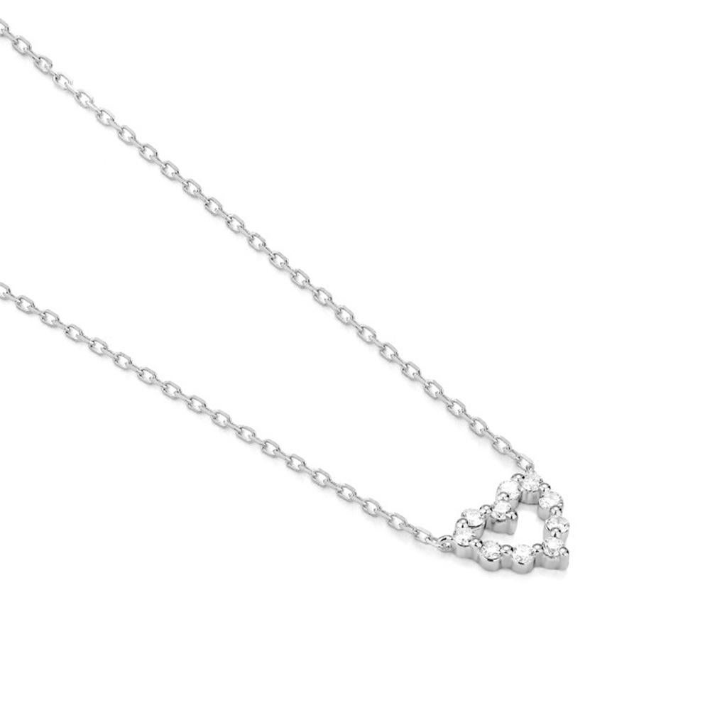 Delicata ed espressiva, questa collana è realizzata in oro bianco 18 ct e presenta un cuore aperto scolpito con diamanti taglio brillante. La silhouette ariosa e il delicato scintillio creano un look moderno e sentimentale, perfetto da indossare
