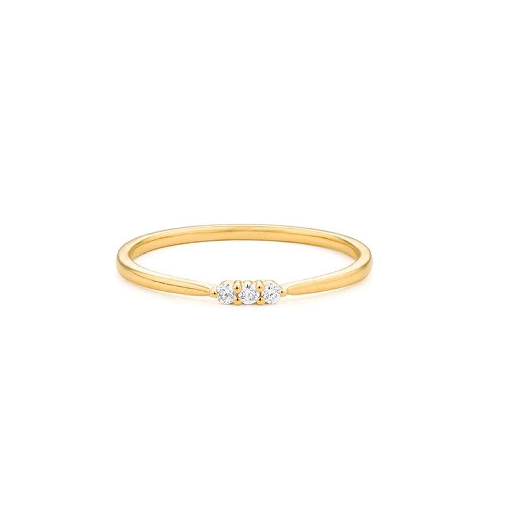 Semplice e raffinato, questo anello è realizzato in oro giallo 18 ct e presenta tre diamanti taglio brillante incastonati su una sottile fascia lucida. Il calore dell'oro ne esalta l'eleganza minimale, rendendolo un pezzo ideale da impilare,