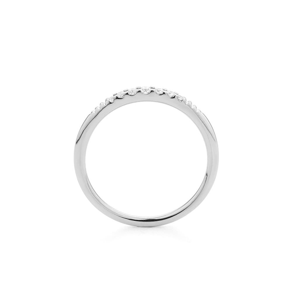 Brillantezza sobria con un tocco moderno: questo anello a mezza eternità in oro bianco 18ct presenta sette diamanti tondi brillanti in una montatura elegante e minimalista. I toni freddi dell'oro bianco esaltano il suo raffinato scintillio,
