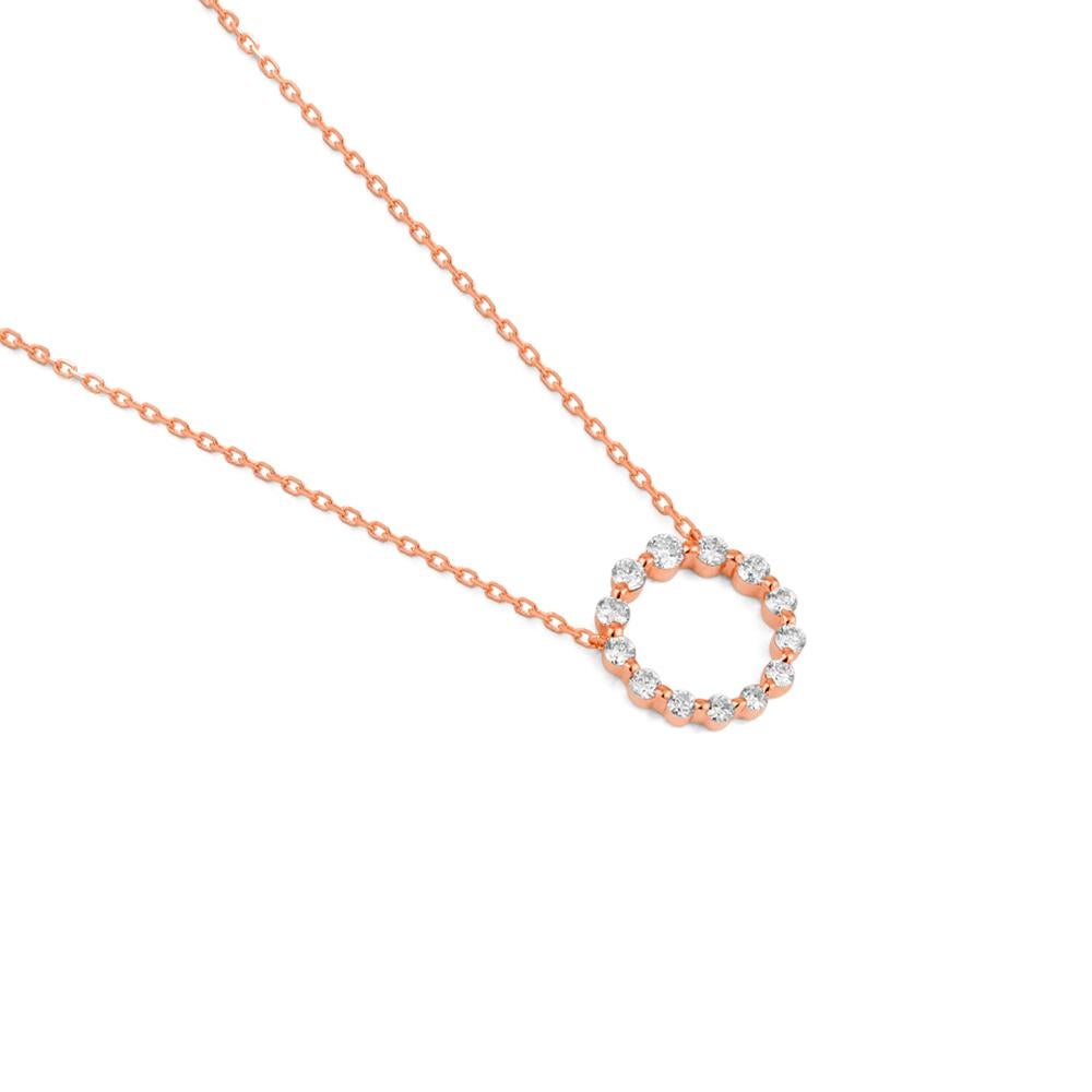 Perfect Circle - Un delicato pendente con un cerchio aperto finemente lavorato con 13 diamanti taglio brillante, incastonati in oro rosa 18 carati. Il design è pulito, equilibrato e pieno di tranquilla eleganza: una rivisitazione moderna di una