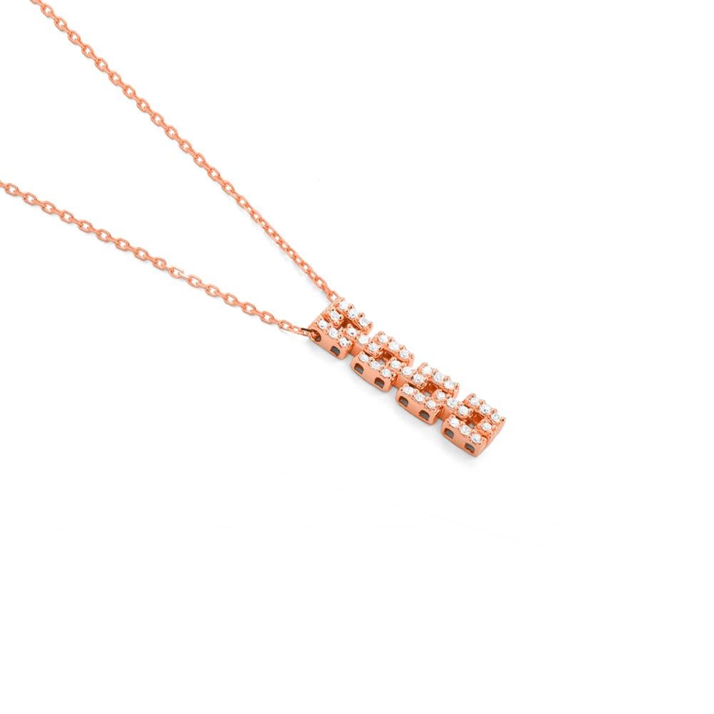 Questo ciondolo in oro rosa 18 ct è caratterizzato da una colonna di maglie articolate, ognuna con diamanti taglio brillante. Il motivo strutturato si ispira al design classico delle catene, che prende vita con un movimento sottile e una