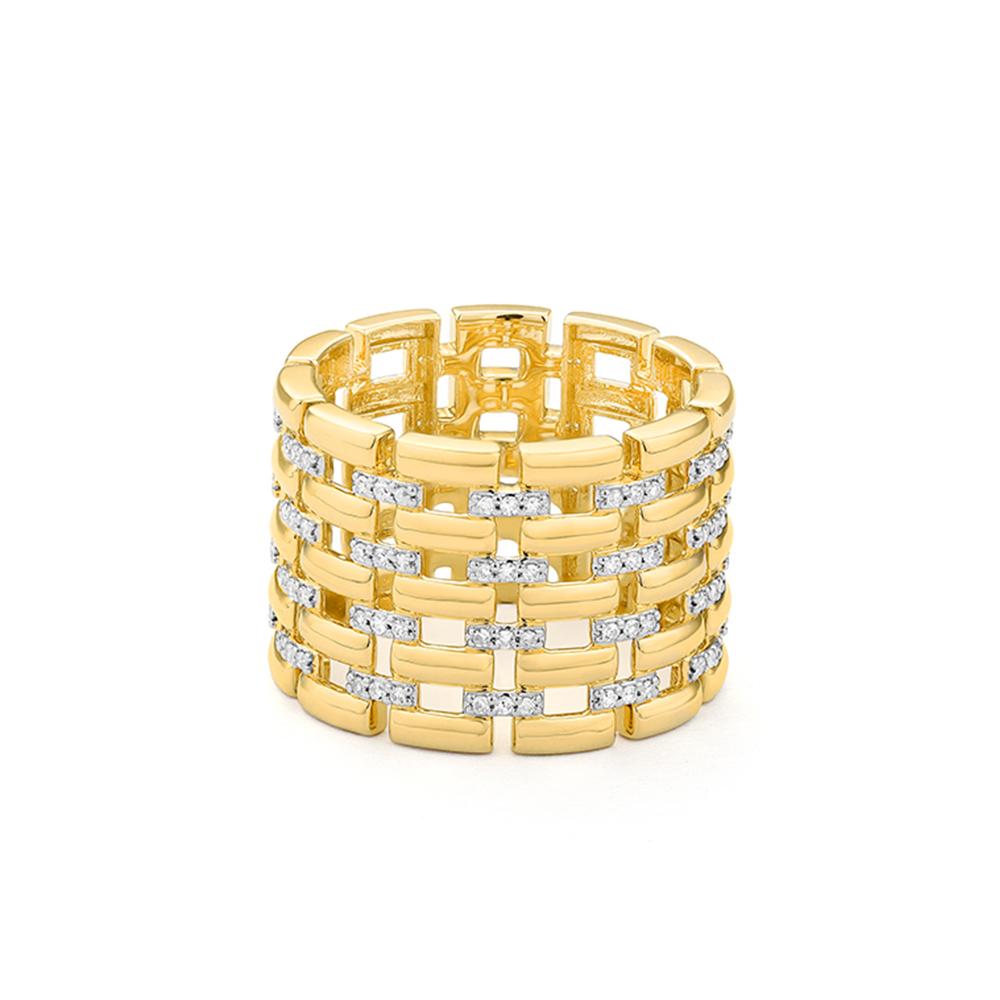 Una struttura audace incontra una raffinata brillantezza in questo ampio anello in oro giallo 18 carati. Caratterizzato da maglie lucide con file di diamanti tondi brillanti, il design evoca un classico motivo a catena con una forte impronta