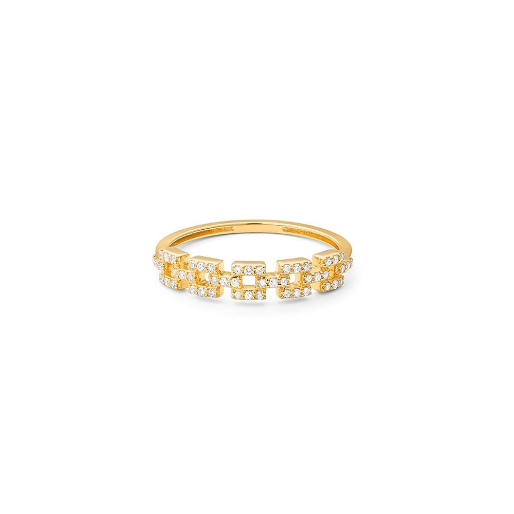 La precisione geometrica incontra una sottile luminosità: questo anello in oro giallo 18 ct è definito da una sequenza di segmenti incastonati di diamanti che evocano la forma di un motivo a maglie in miniatura. Con la sua spaziatura aperta e la