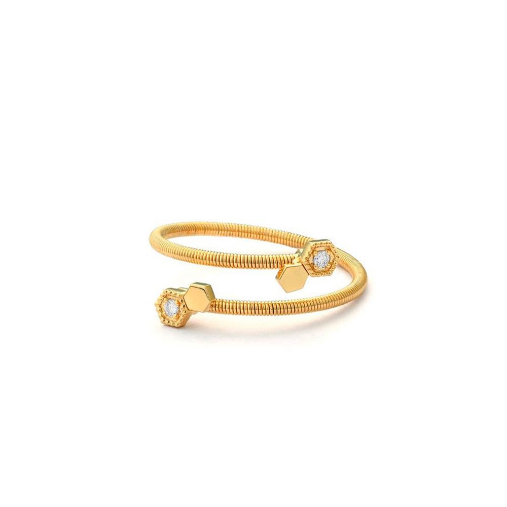 Dieser elegante und unverwechselbare Ring aus 18 Karat Gelbgold schmiegt sich anmutig um den Finger. Zwei sechseckige Motive - jedes mit einem runden Brillanten besetzt - setzen einen modernen geometrischen Akzent, der von der Struktur einer