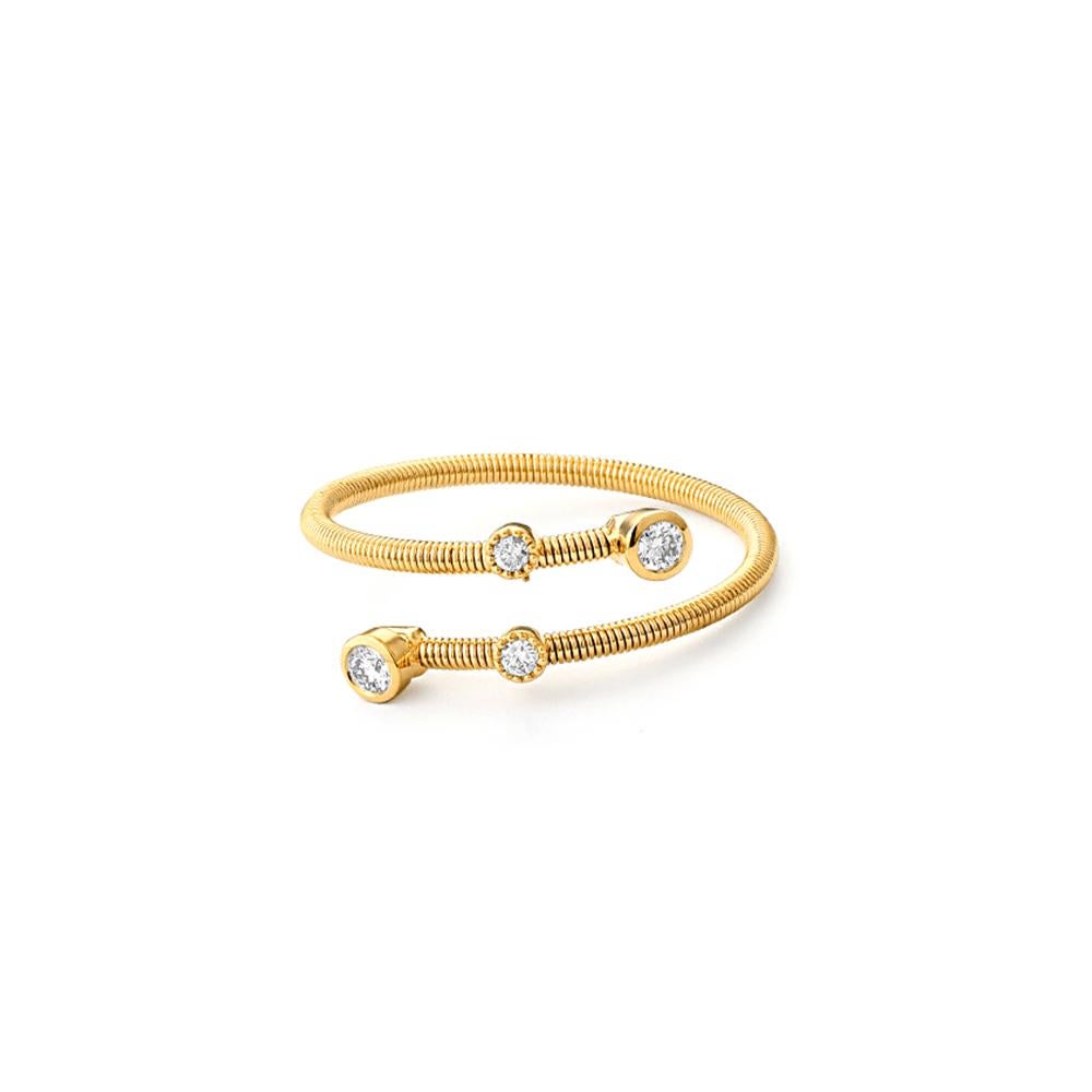 Dieser Ring aus 18-karätigem Gelbgold ist ein raffiniertes Beispiel für zeitgenössisches Design. Er schmiegt sich sanft um den Finger und endet mit vier runden Brillanten in Zargenfassung. Klare Linien und dezentes Glitzern verleihen ihm ein