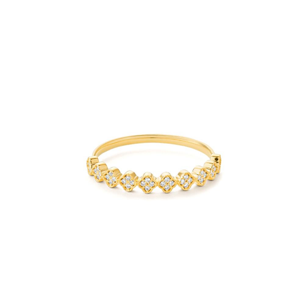 Una delicata sequenza di motivi incastonati di diamanti avvolge questa raffinata fascia in oro giallo 18kt. Il motivo ripetuto conferisce un'eleganza ritmica, rendendolo ideale per essere impilato o indossato da solo con facilità.


Peso del