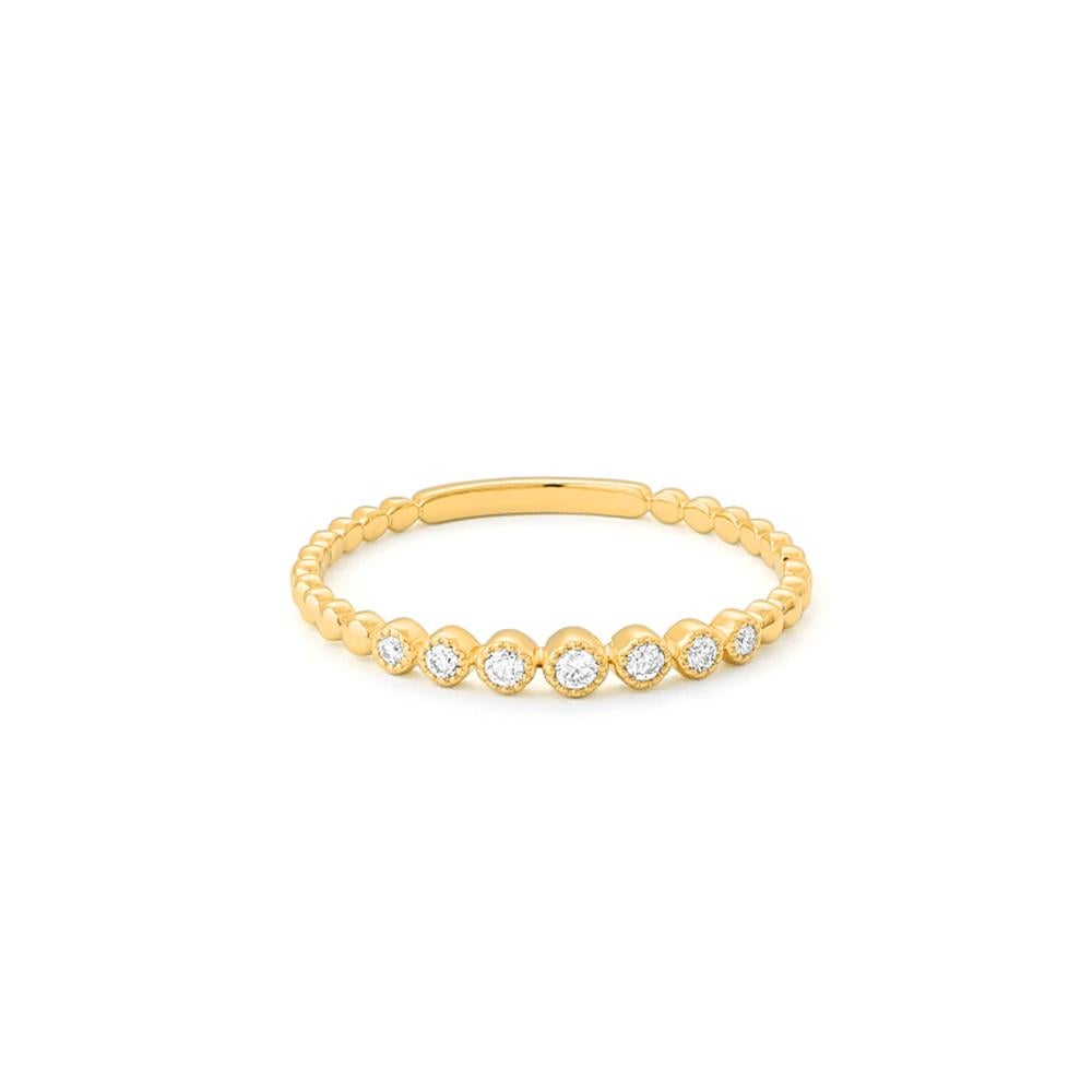 Dieser Ring ist eine moderne Variante des klassischen Diamantrings. Sieben Diamanten im Rundschliff sind in ein perlenbesetztes Band aus 18 Karat Gelbgold gefasst. Das strukturierte Band verleiht ihm eine Dimension und einen modernen Touch.

Gewicht