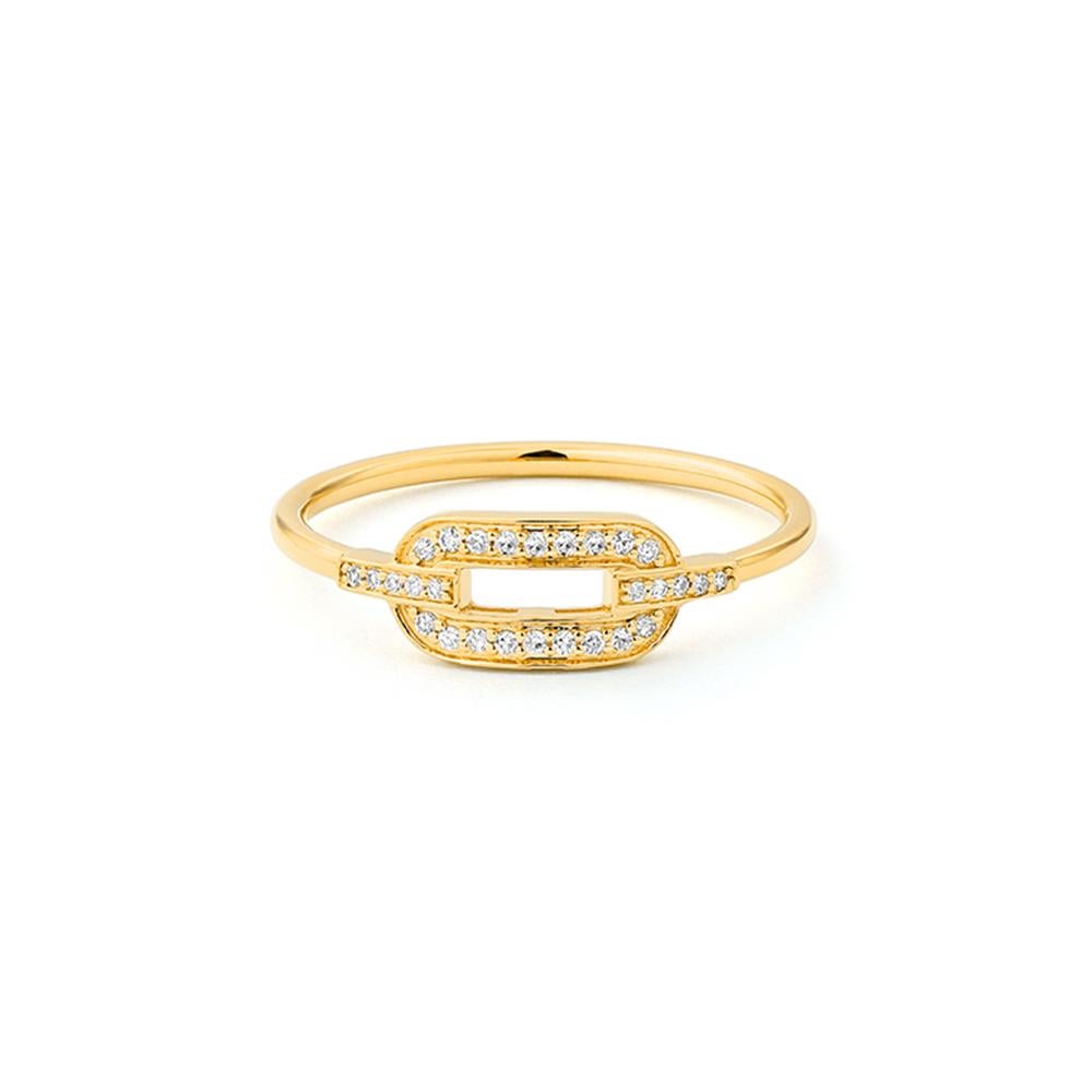 Anello contemporaneo dal fascino scultoreo, questo modello in oro giallo 18 carati presenta un elegante motivo a forma di cintura allungata con diamanti taglio brillante. La sua silhouette traforata aggiunge un tocco di modernità, rendendola ideale