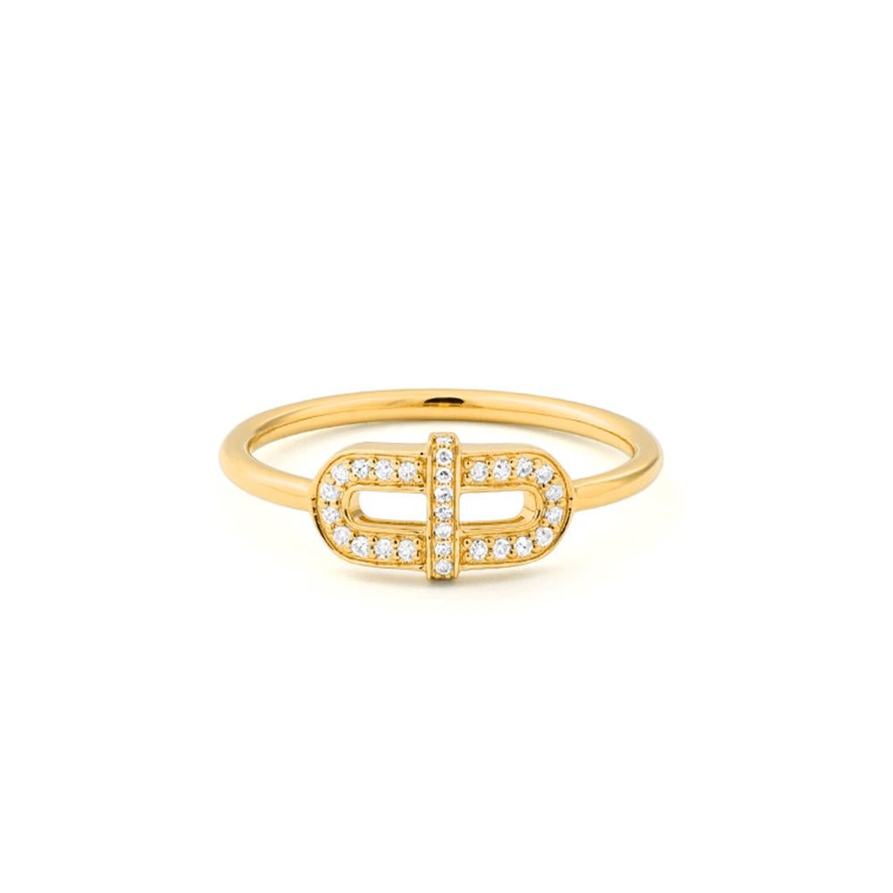 Un anello audace ma grazioso, realizzato in oro giallo 18 carati, con un motivo di cintura a doppio anello tracciato con diamanti taglio brillante. La sua silhouette strutturata e le sue curve scintillanti conferiscono un tocco contemporaneo, ideale