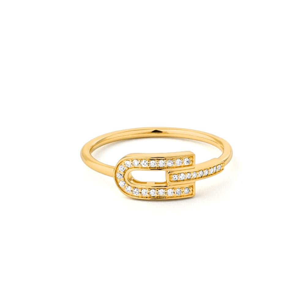 Questo anello in oro giallo 18 carati, che rappresenta un'audace interpretazione del minimalismo, presenta una silhouette elegante e allungata che ricorda la chiusura di una moderna cintura. Con i suoi diamanti a taglio brillante, le sue linee