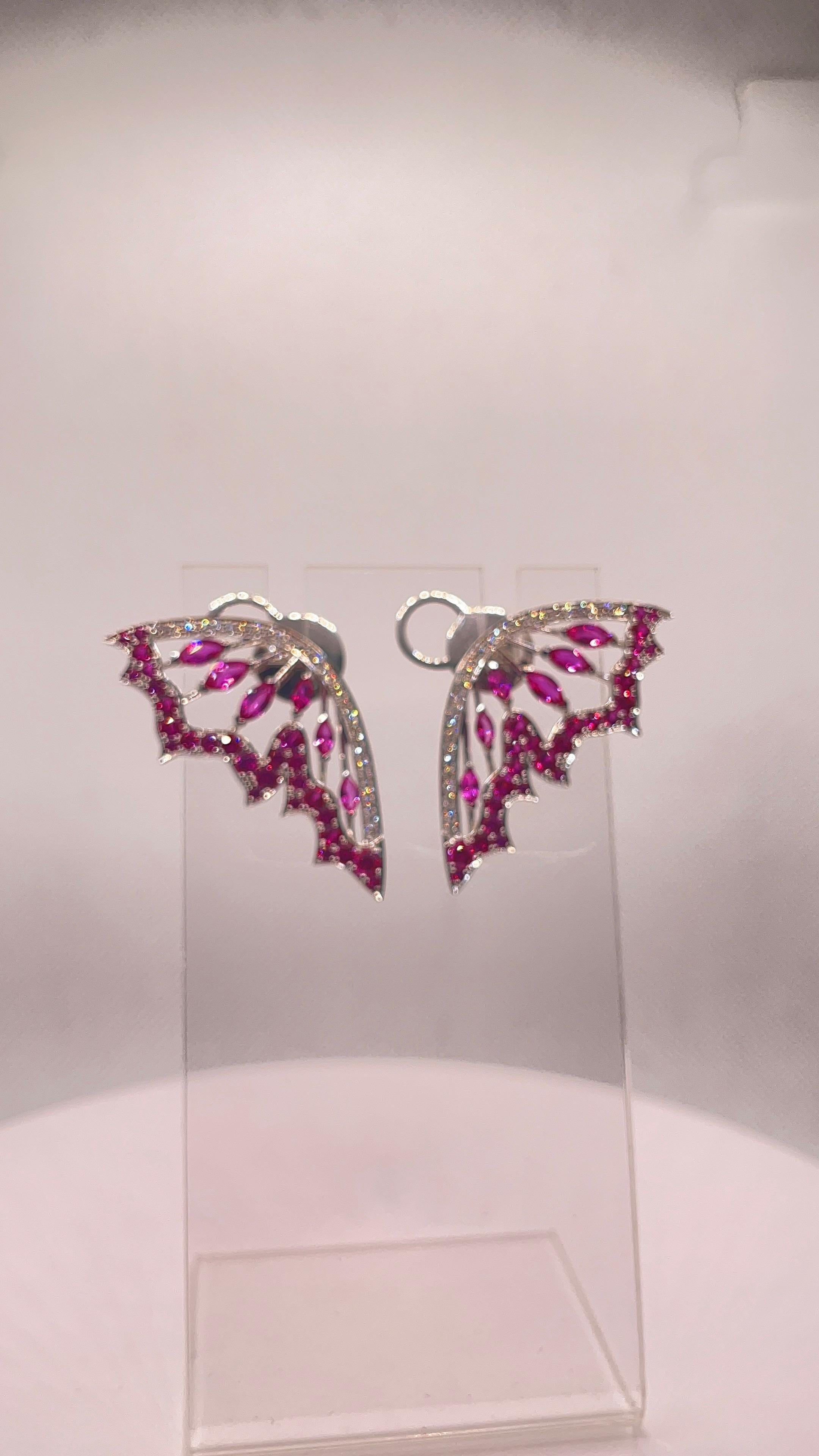 Orecchini a pipistrello con zaffiro rosa e diamante da 5,72 carati In condizioni Nuovo in vendita a Hong Kong, HK