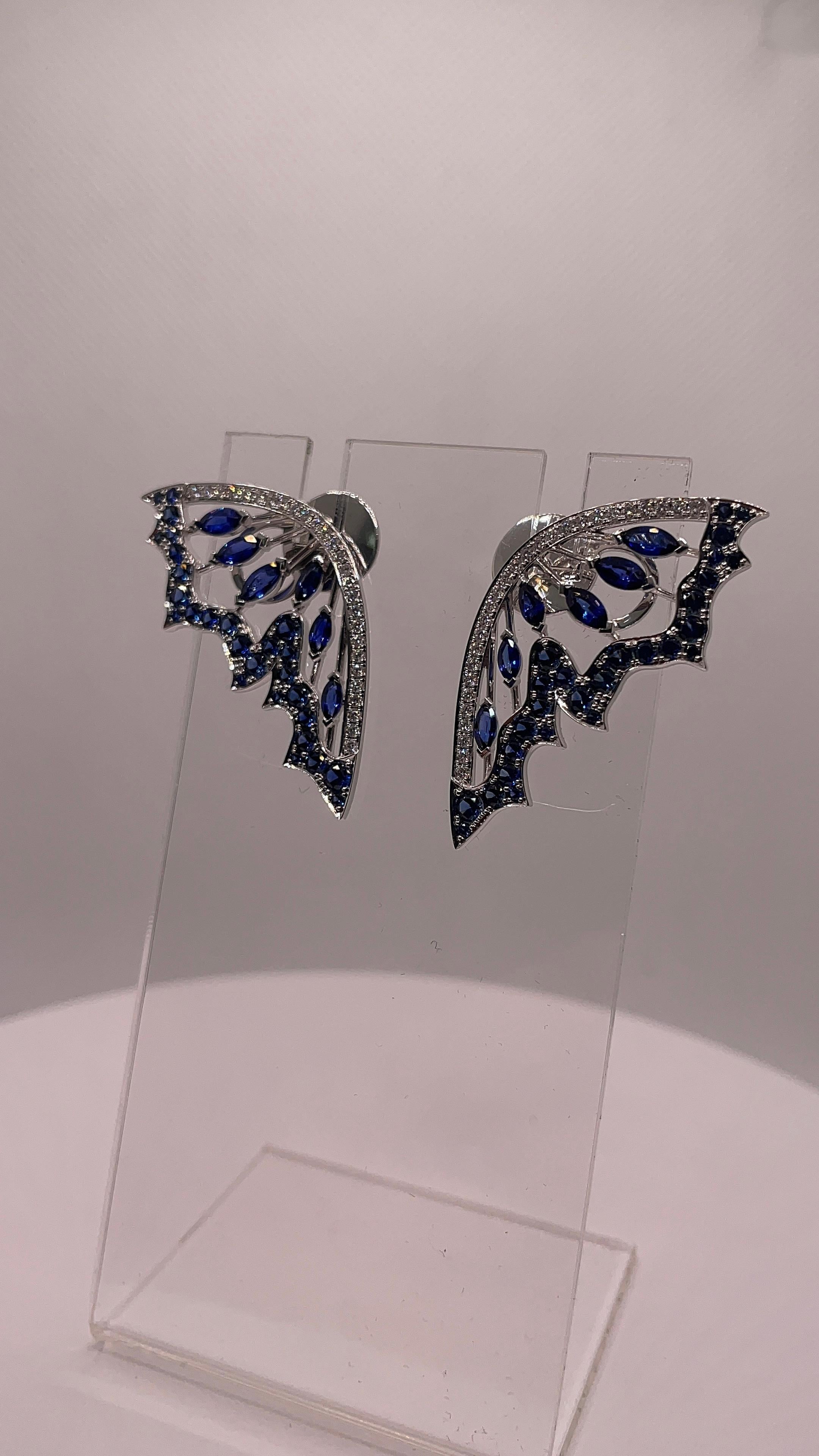 Moderno Orecchini a pipistrello con zaffiro blu e diamante da 5,72 carati in vendita