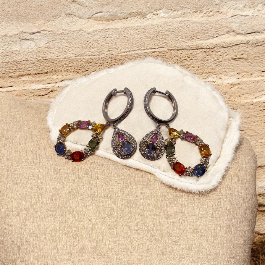 Eleva la tua collezione di gioielli con questi squisiti orecchini a cerchio con doppio pendente, realizzati magistralmente in oro bianco 18 carati. Progettato per affascinare da ogni angolazione, ogni orecchino mette in mostra un'incredibile serie