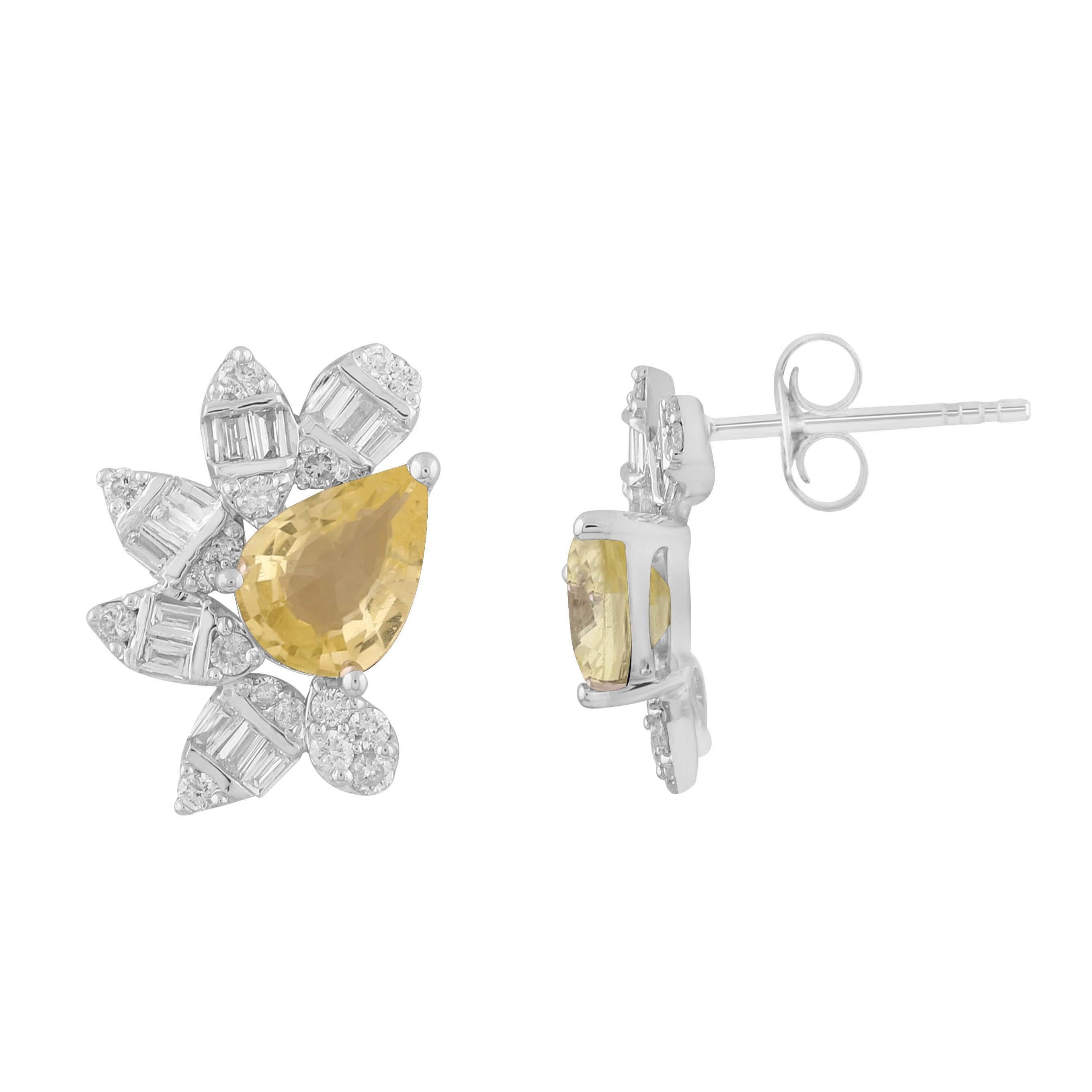 Orecchini in oro bianco 18 carati con zaffiro giallo e diamanti naturali.
Fai colpo con questi splendidi orecchini di design, caratterizzati da eleganti zaffiri gialli a forma di pera incastonati in oro bianco 18 carati. Le pietre centrali sono