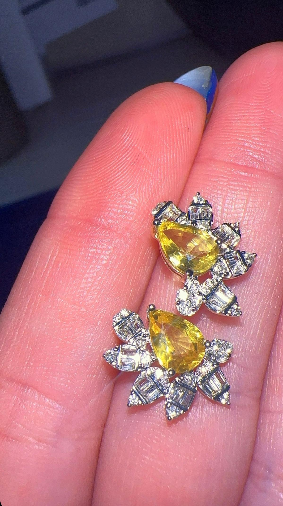 Orecchini in oro bianco 18 carati con zaffiro giallo e accenti di diamante naturale In condizioni Nuovo in vendita a Miami, FL