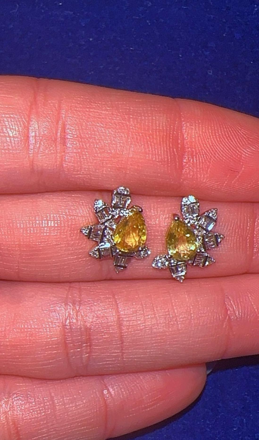 da uomo o donna Orecchini in oro bianco 18 carati con zaffiro giallo e accenti di diamante naturale in vendita