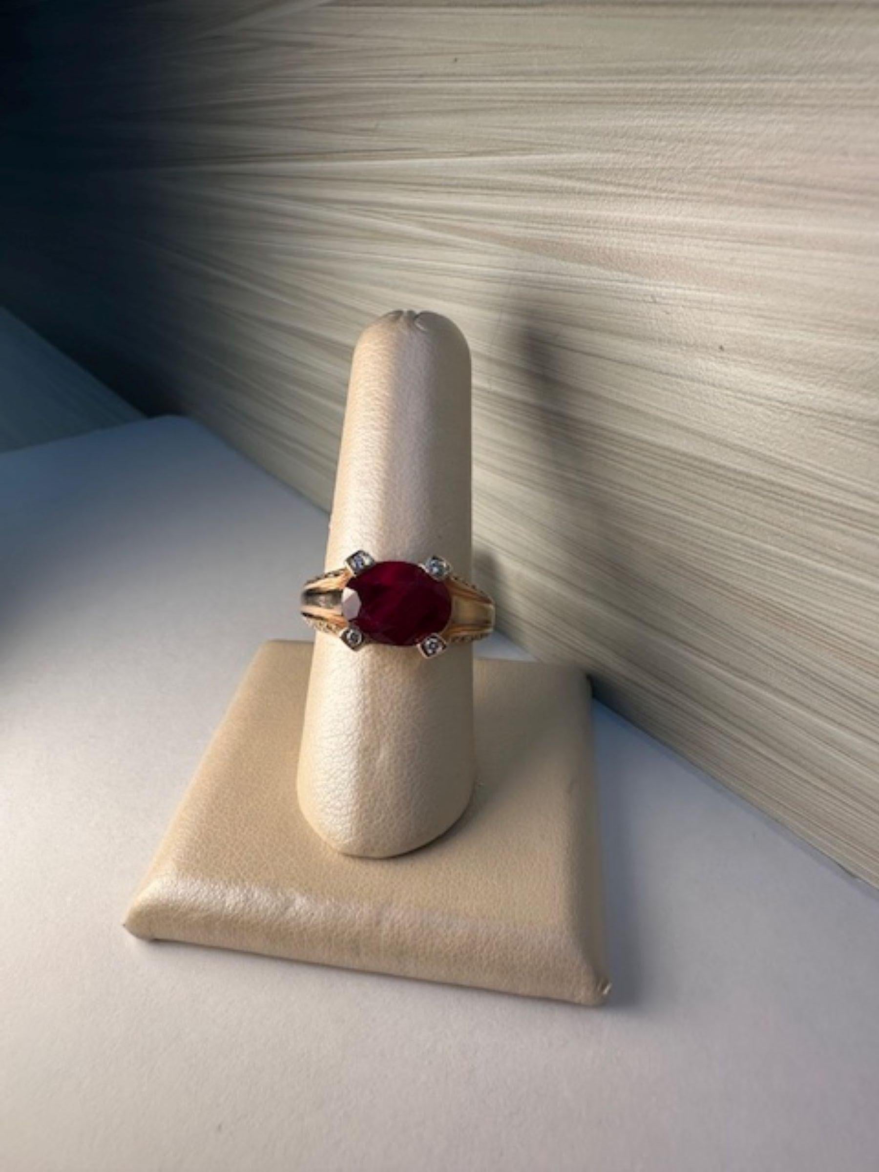 Einzigartiger 8-karätiger Rubinring mit 1,10-karätigen Diamanten - einmalige Eleganz
Im Mittelpunkt dieses exquisiten Rings steht ein atemberaubender natürlicher Rubin, der von funkelnden echten Diamanten umgeben ist. Er wurde fachmännisch gefertigt