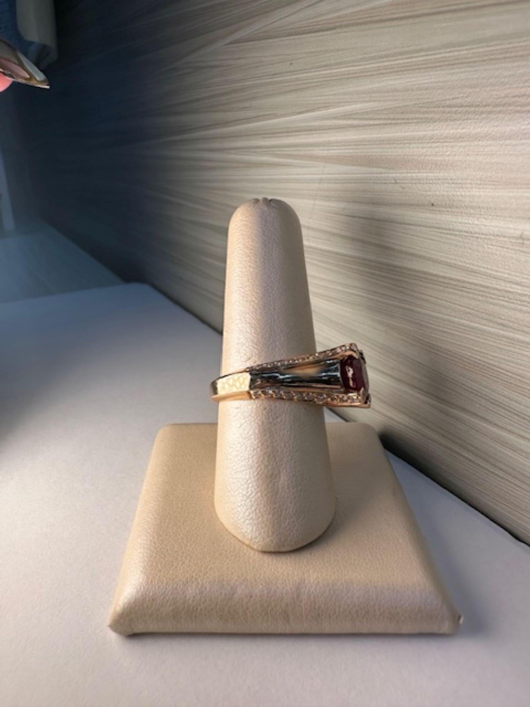 Einzigartiger 4-karätiger Rubinring mit Diamanten  Einzigartige Eleganz im Zustand „Neu“ im Angebot in Miami, FL
