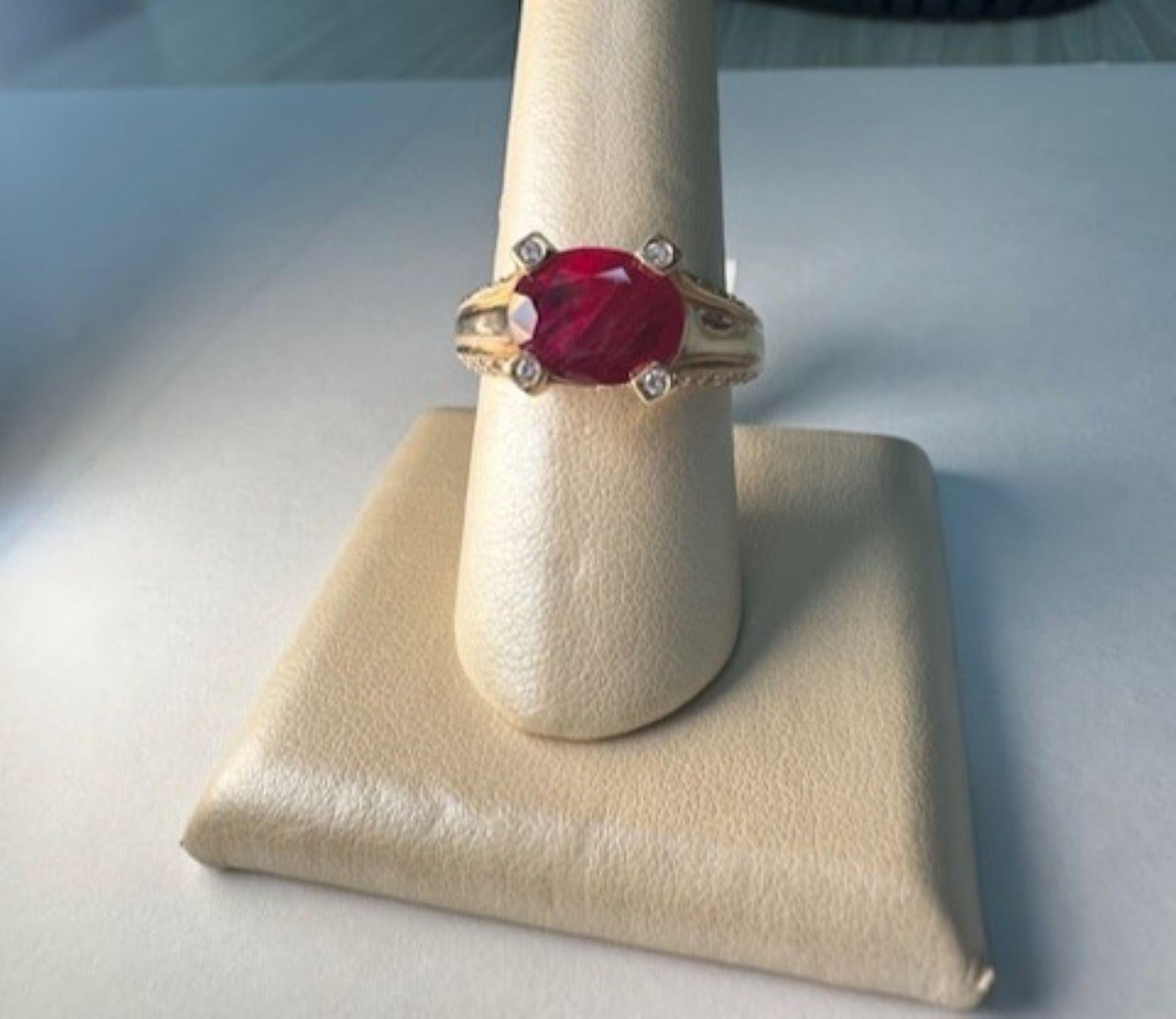 Einzigartiger 4-karätiger Rubinring mit Diamanten  Einzigartige Eleganz (Ovalschliff) im Angebot