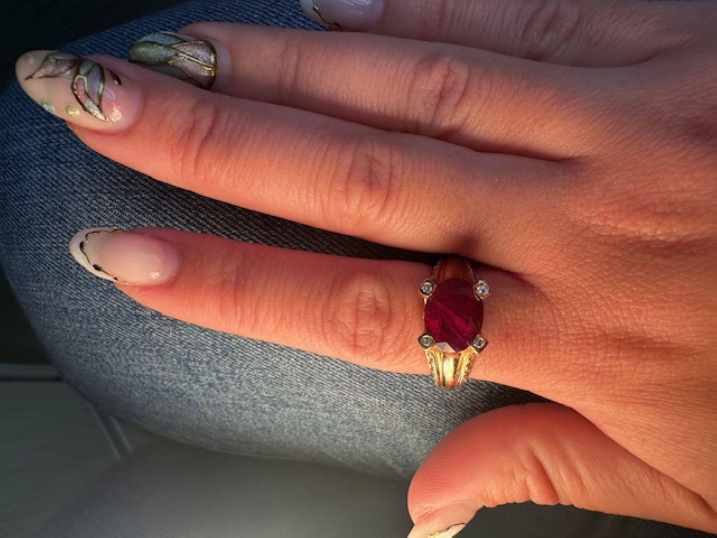 Einzigartiger 4-karätiger Rubinring mit Diamanten  Einzigartige Eleganz für Damen oder Herren im Angebot
