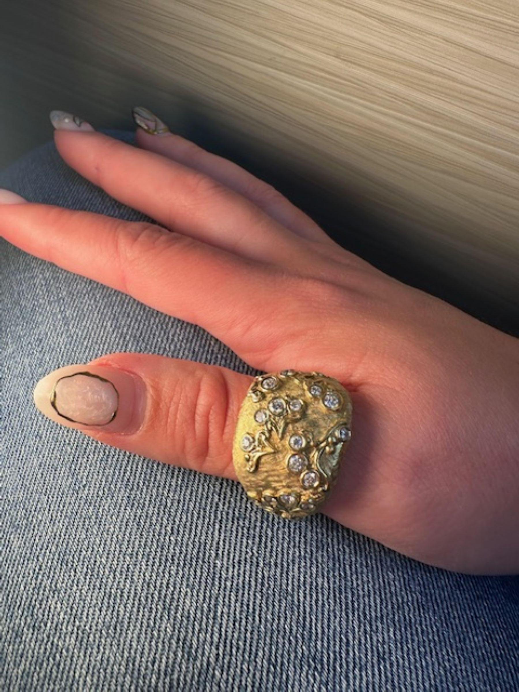 Taille ronde Bague jaune unique avec diamants en vente