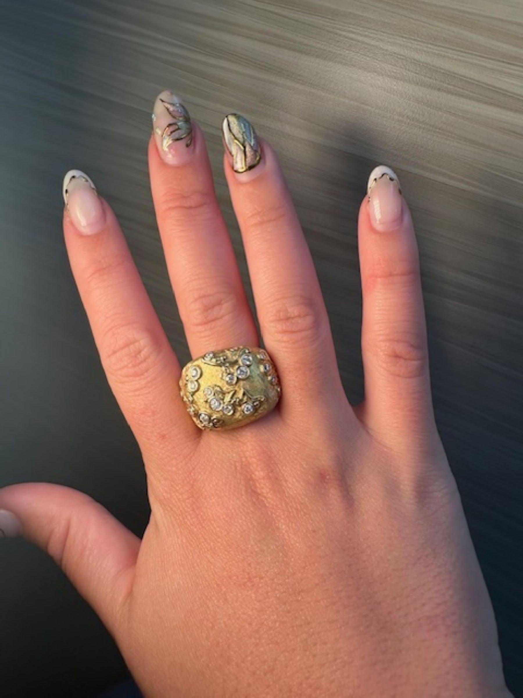 Bague jaune unique avec diamants Unisexe en vente