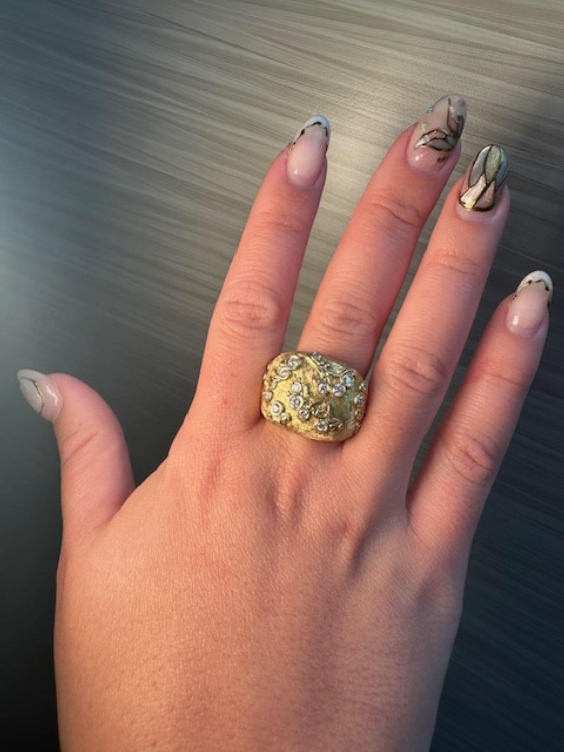 Bague jaune unique avec diamants en vente 2