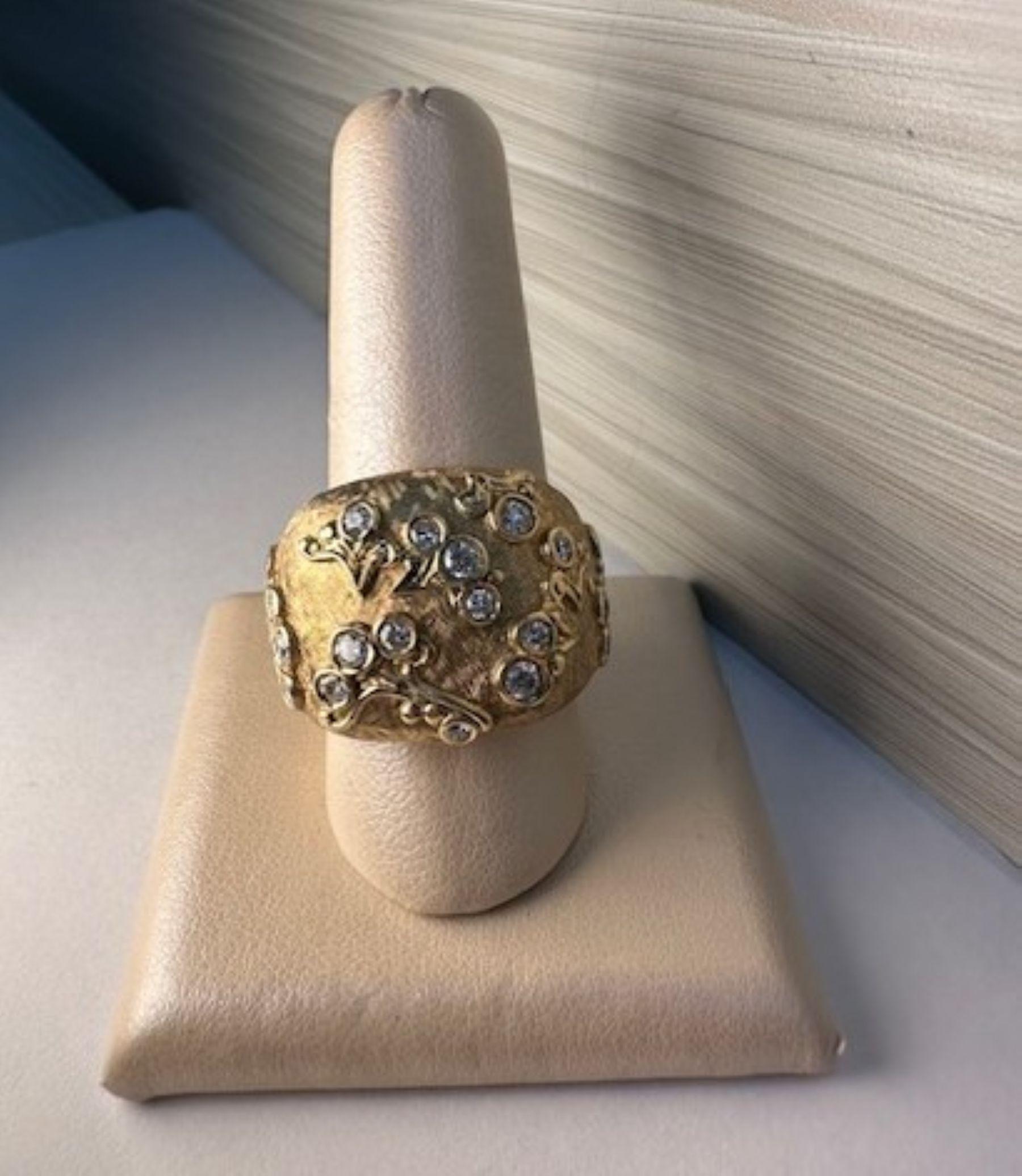 Une pièce vraiment unique, avec une gravure complexe. Il s'agit d'une pièce unique, présentant une combinaison brillante de diamants de 0,82 carat et un motif gravé magnifiquement détaillé. La qualité de fabrication est exceptionnelle, avec des