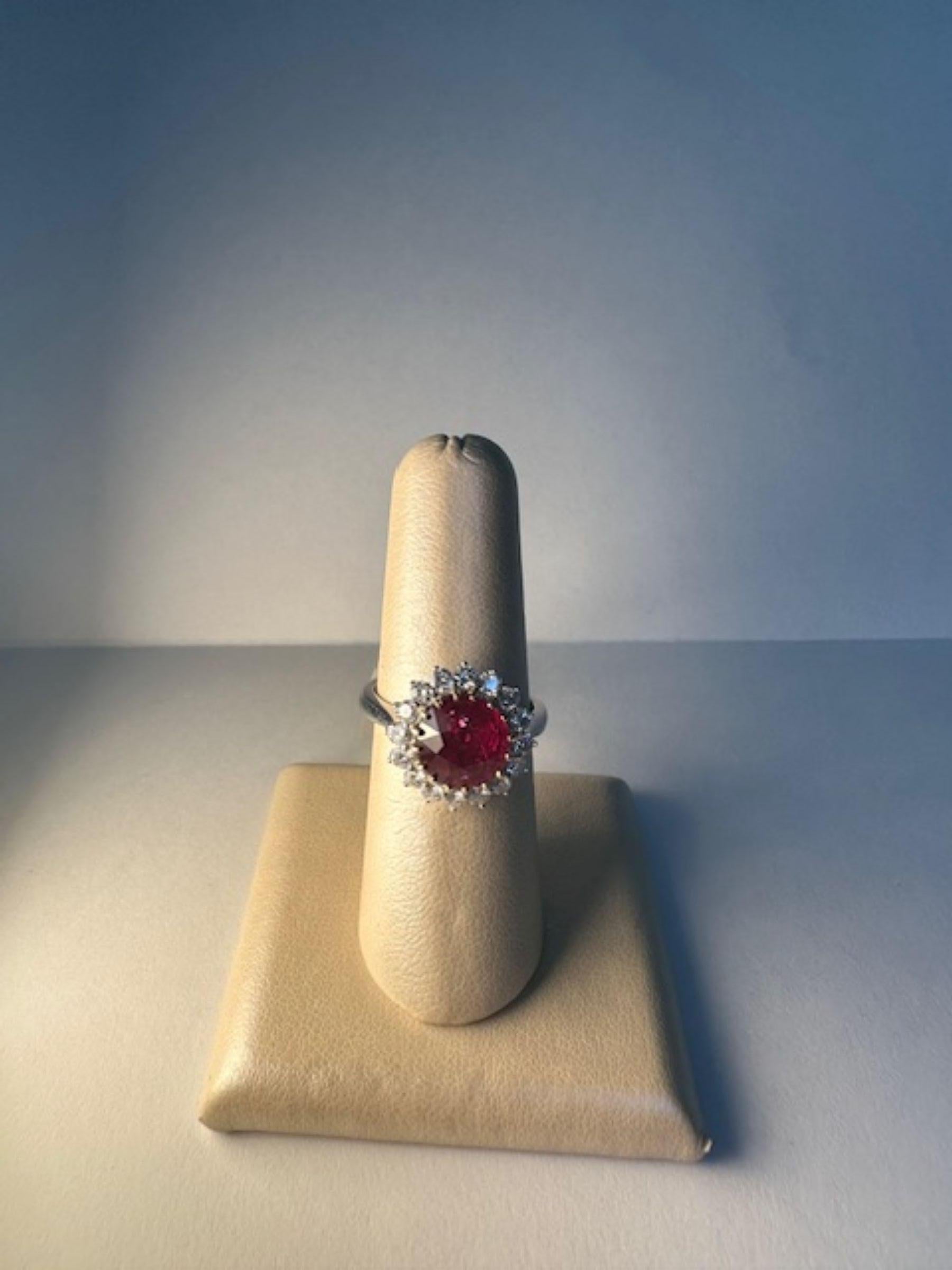 Floral Ruby 4 Karat Ring mit 1 Karat  Diamanten
Dieser zarte und doch kühne Ring zeigt einen lebendigen Rubin in seinem Herzen, umgeben von einer Blüte aus funkelnden weißen Diamanten. In einem anmutigen Blumendesign gefertigt, hebt jedes