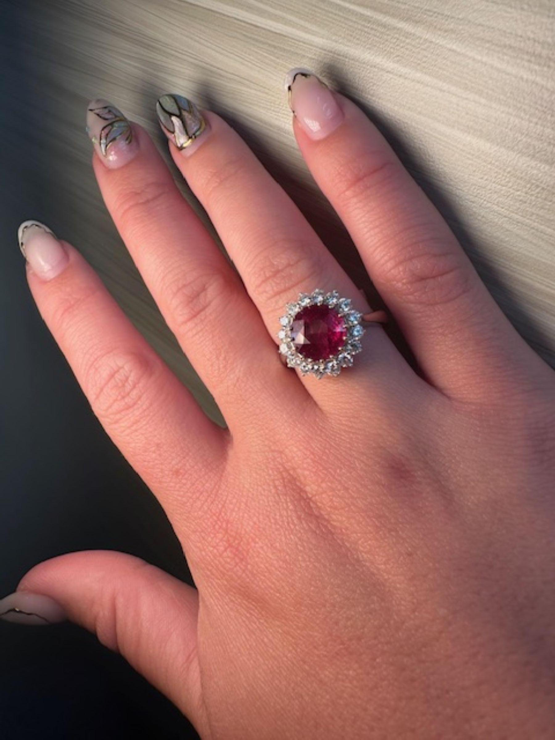 Floraler Rubin 4 Karat Ring mit 1 Karat Diamanten im Zustand „Neu“ im Angebot in Miami, FL