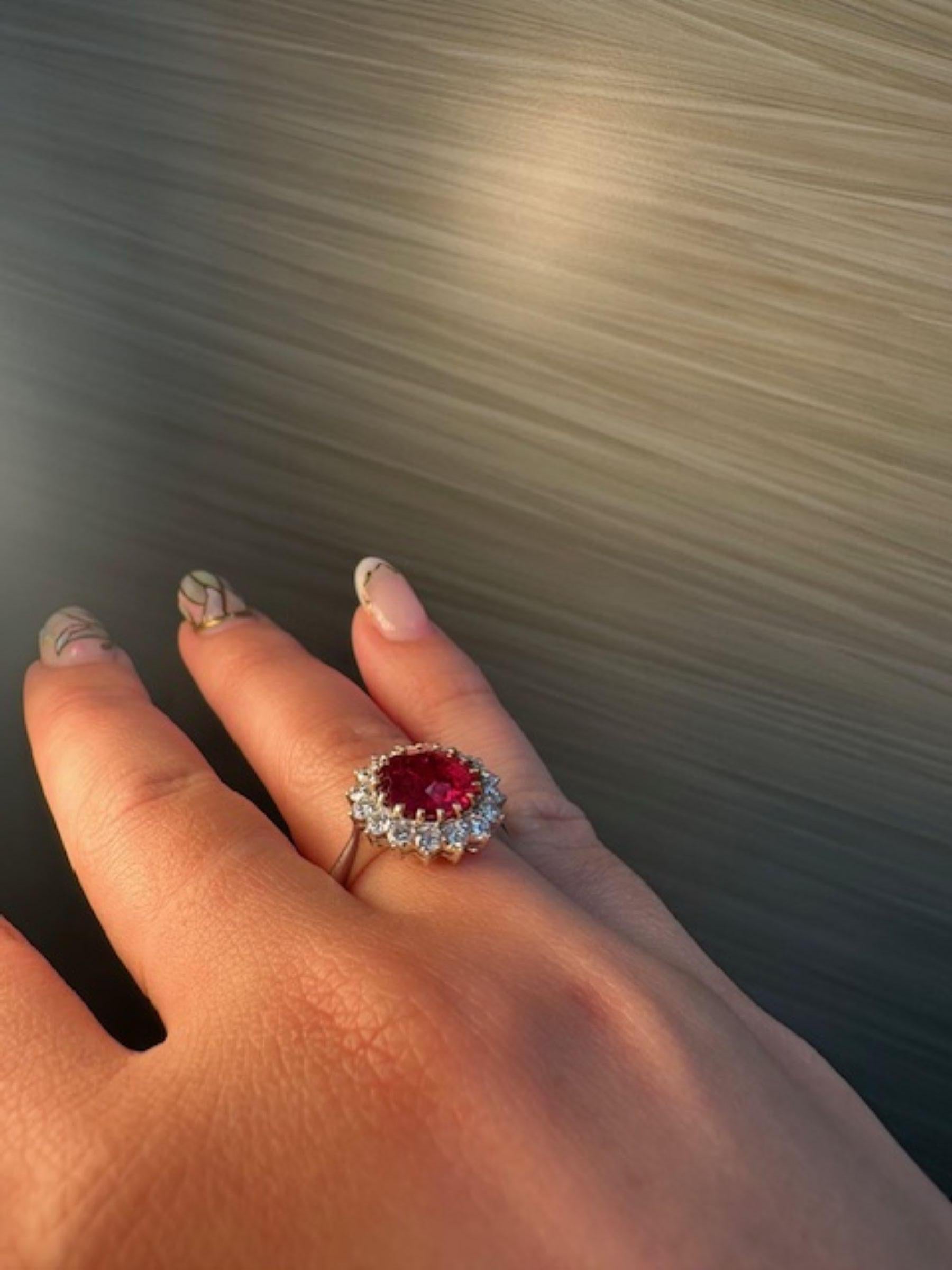 Floraler Rubin 4 Karat Ring mit 1 Karat Diamanten für Damen oder Herren im Angebot