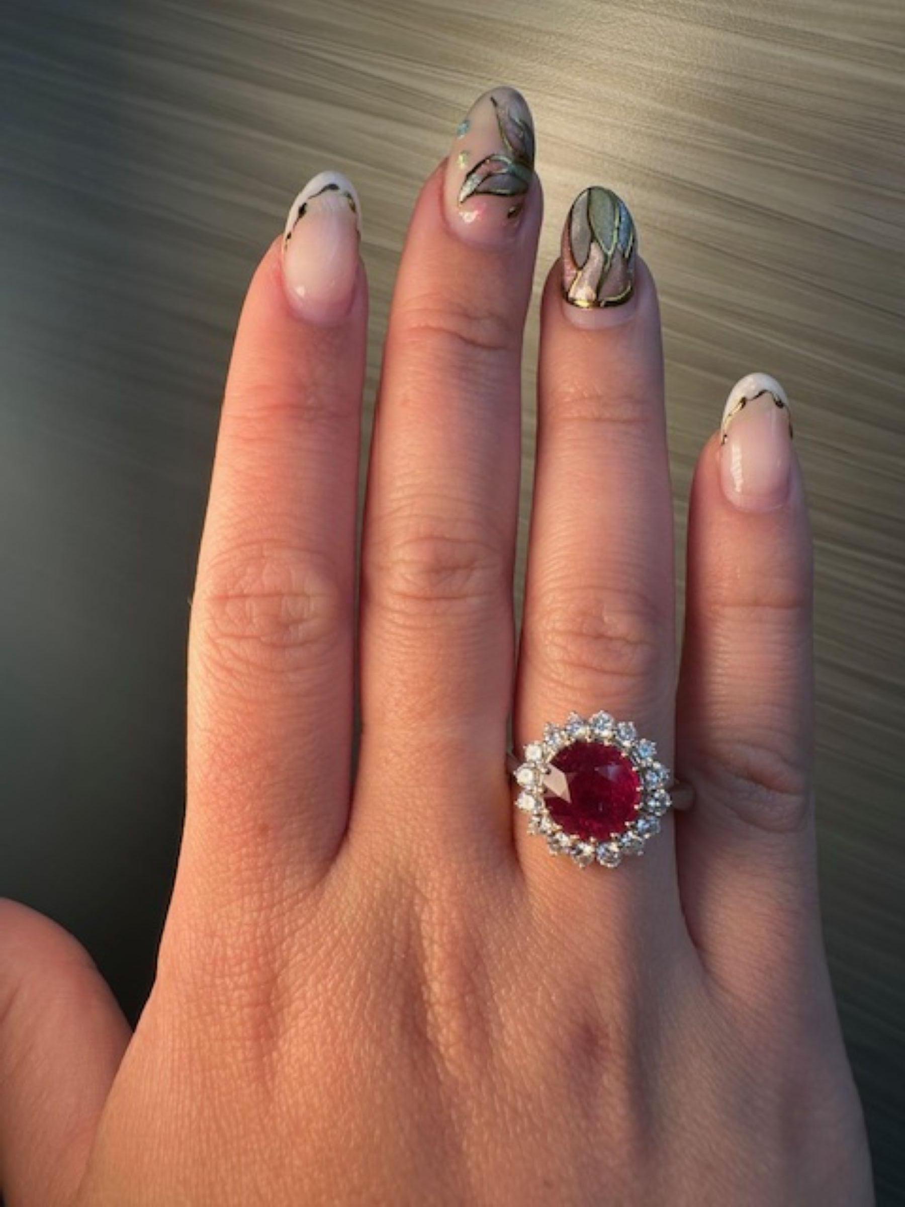 Floraler Rubin 4 Karat Ring mit 1 Karat Diamanten im Angebot 1