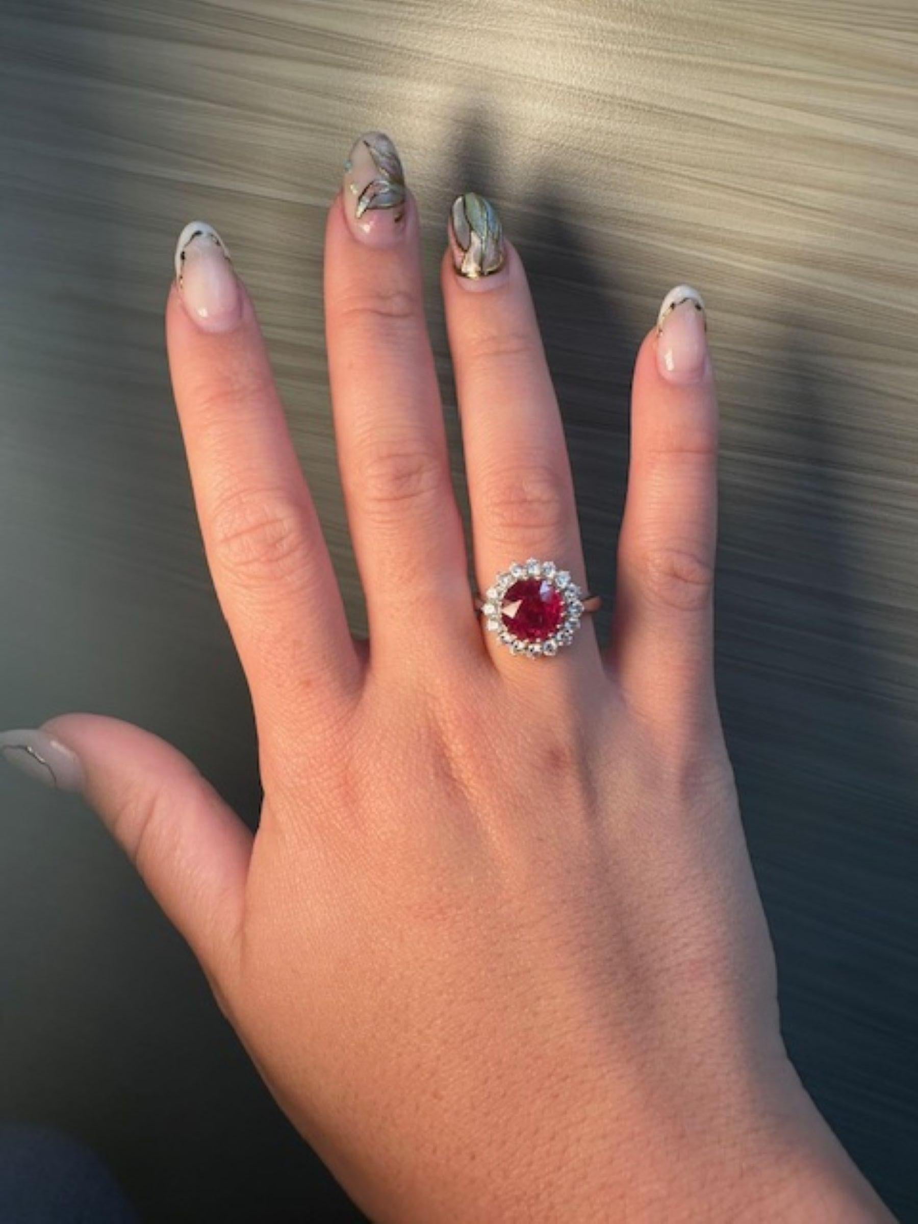 Floraler Rubin 4 Karat Ring mit 1 Karat Diamanten im Angebot 2