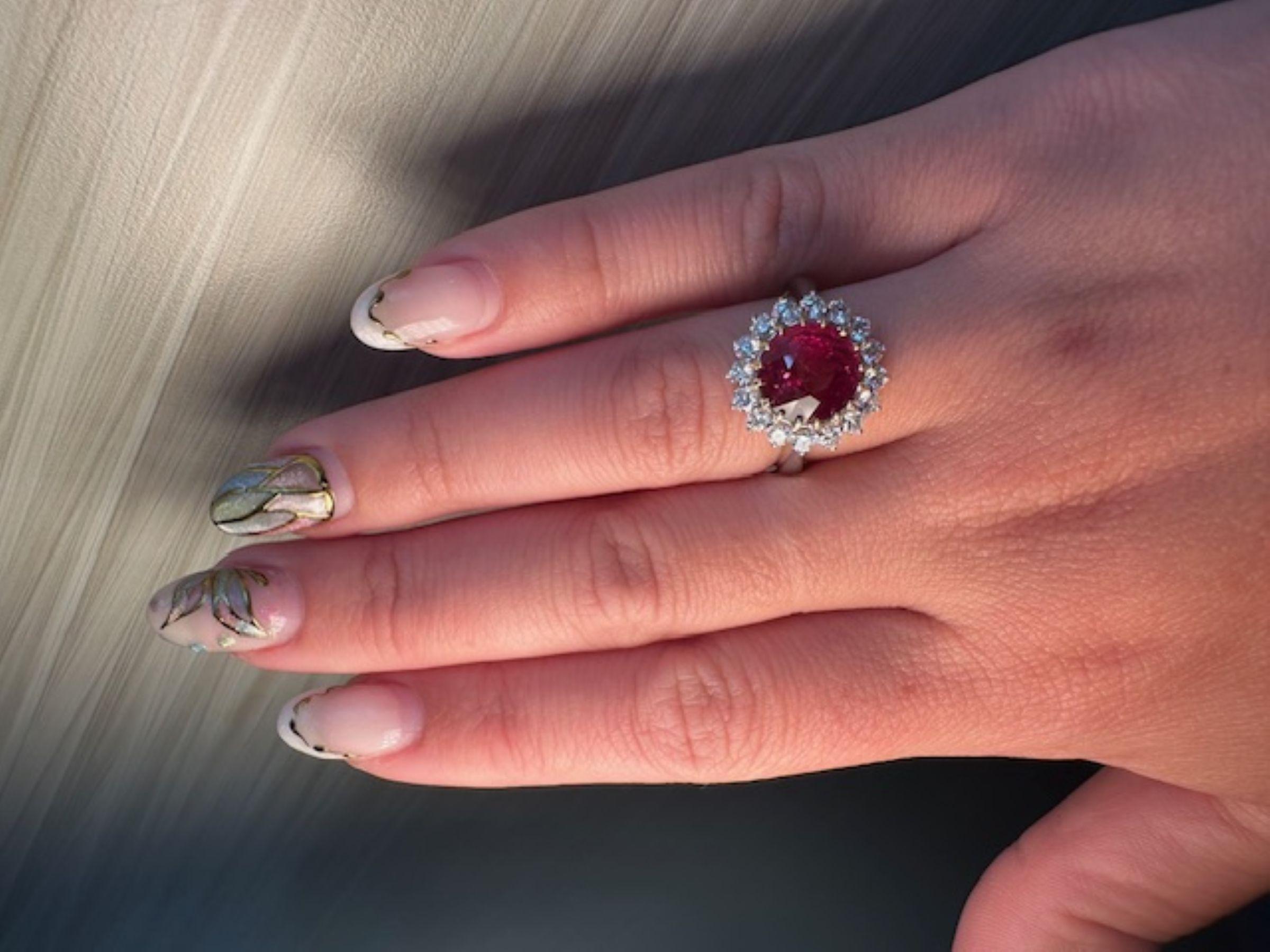 Floraler Rubin 4 Karat Ring mit 1 Karat Diamanten (Rundschliff) im Angebot