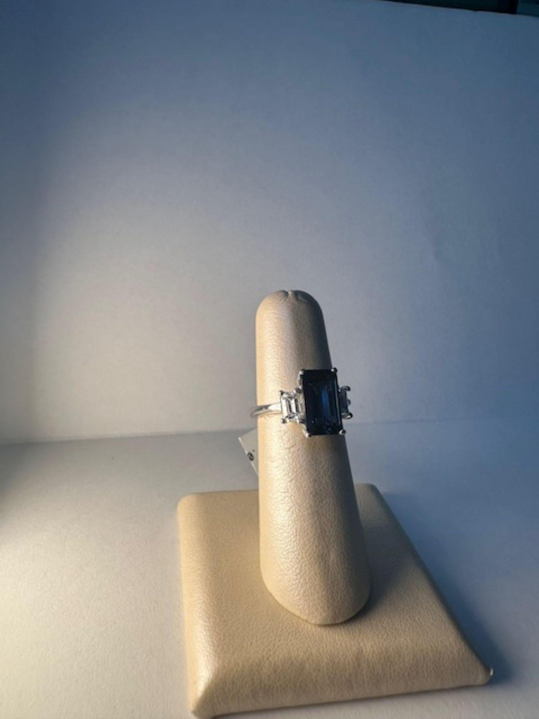 Ring mit blauem Saphir im Smaragdschliff (3,43 Karat) und Diamanten (0,95 Karat) (Zeitgenössisch) im Angebot