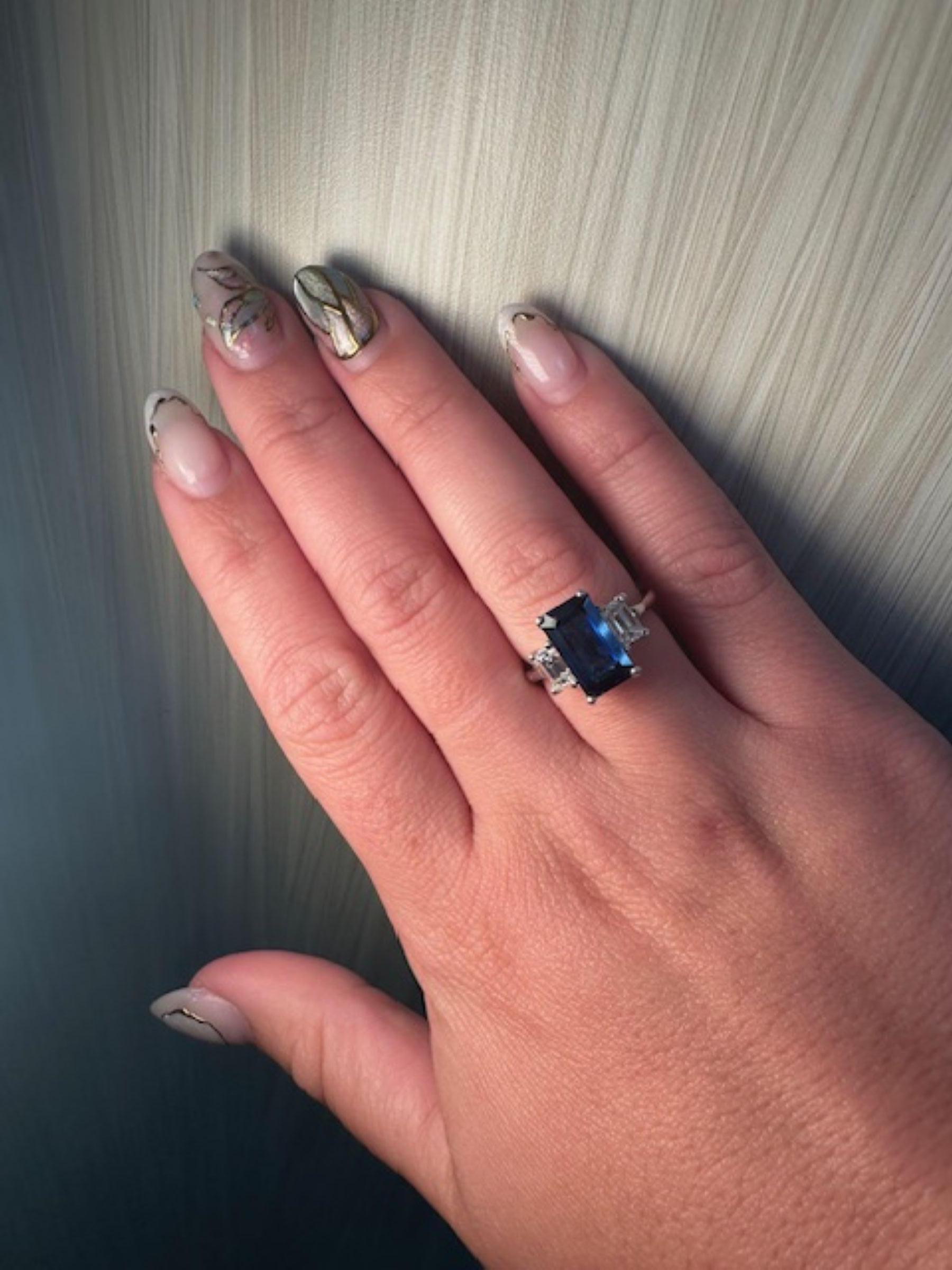 Ring mit blauem Saphir im Smaragdschliff (3,43 Karat) und Diamanten (0,95 Karat) im Zustand „Neu“ im Angebot in Miami, FL