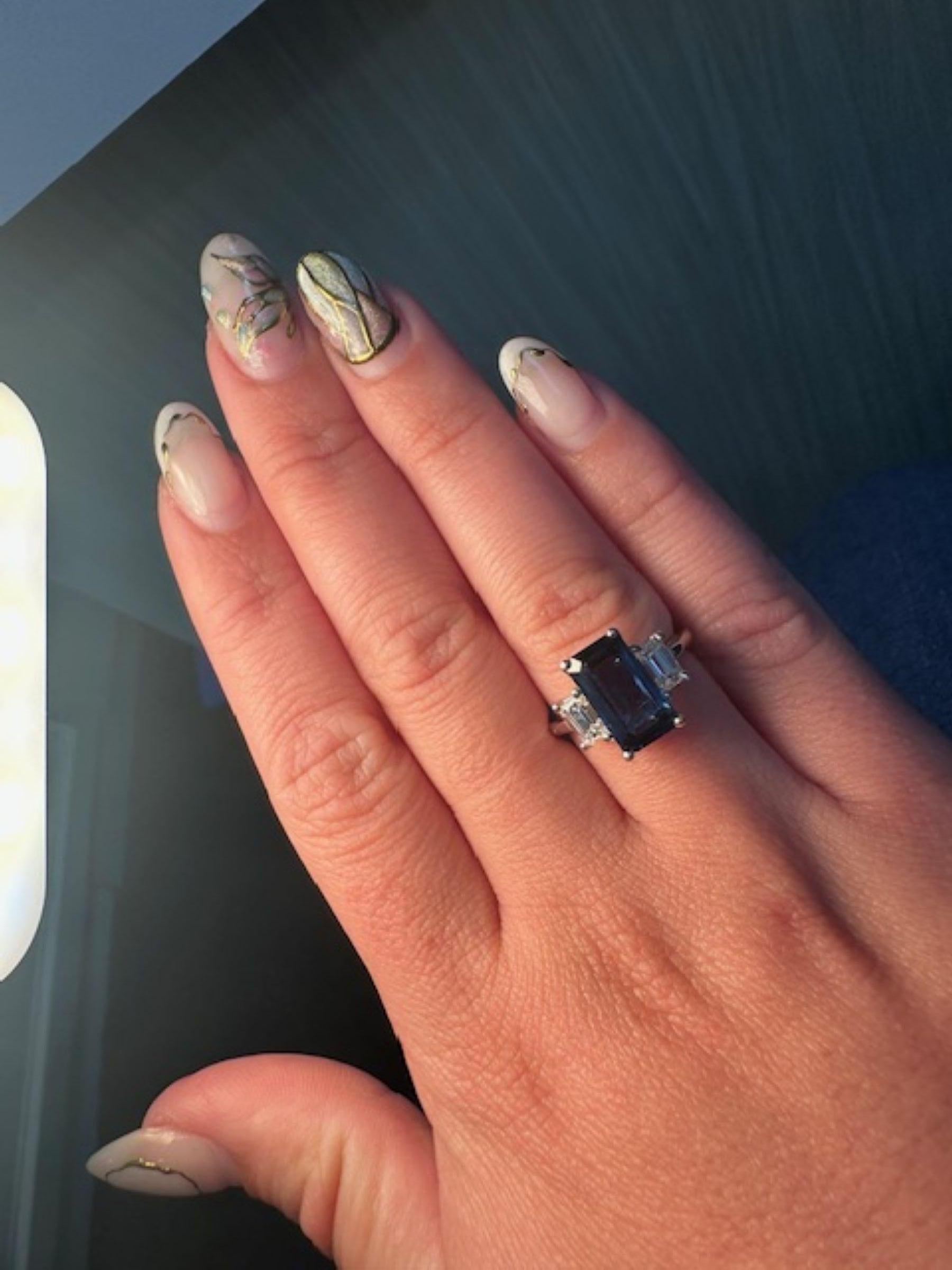 Ring mit blauem Saphir im Smaragdschliff (3,43 Karat) und Diamanten (0,95 Karat) im Angebot 1