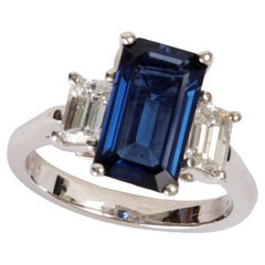 Ring mit blauem Saphir im Smaragdschliff (3,43 Karat) und Diamanten (0,95 Karat)