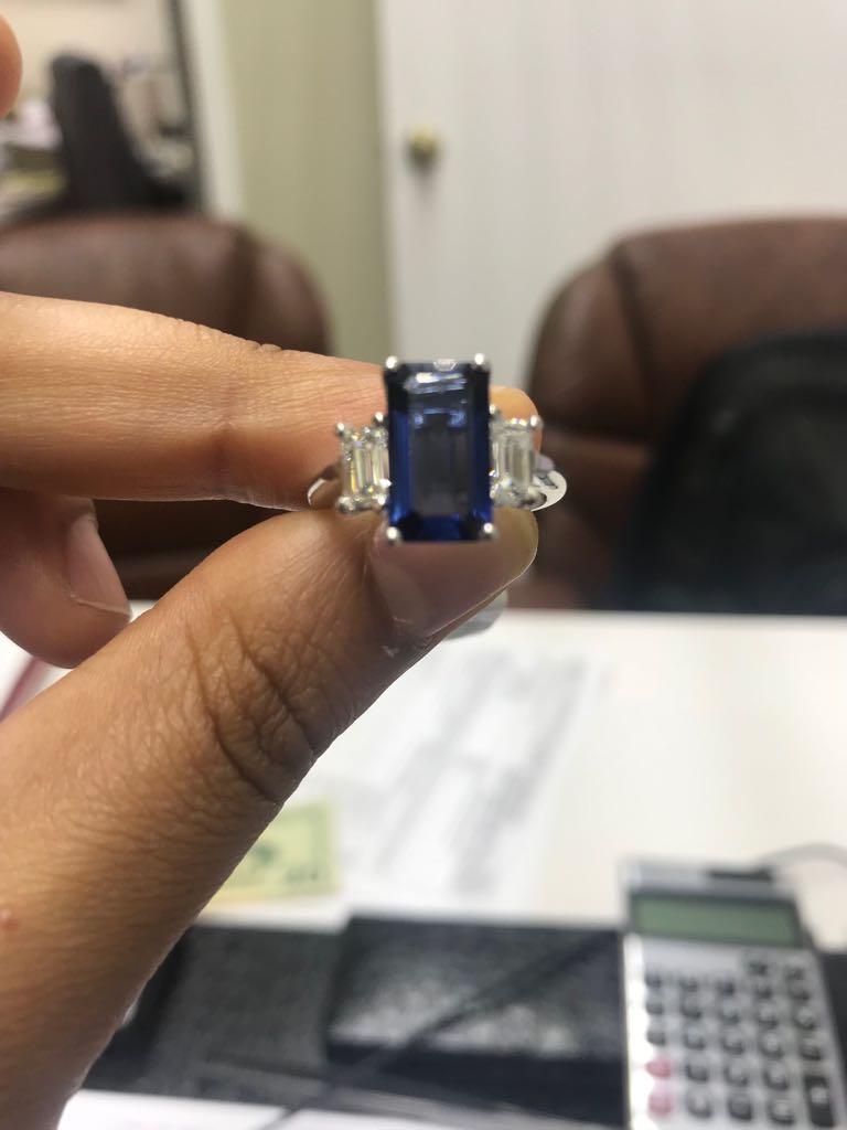 Ring mit blauem Saphir im Smaragdschliff (3,43 Karat) und Diamanten (0,95 Karat)
Zeitlose Raffinesse trifft in diesem auffälligen Ring auf kühne Eleganz. Ein blauer Saphir im Smaragdschliff bildet das Herzstück dieses ebenso königlichen wie