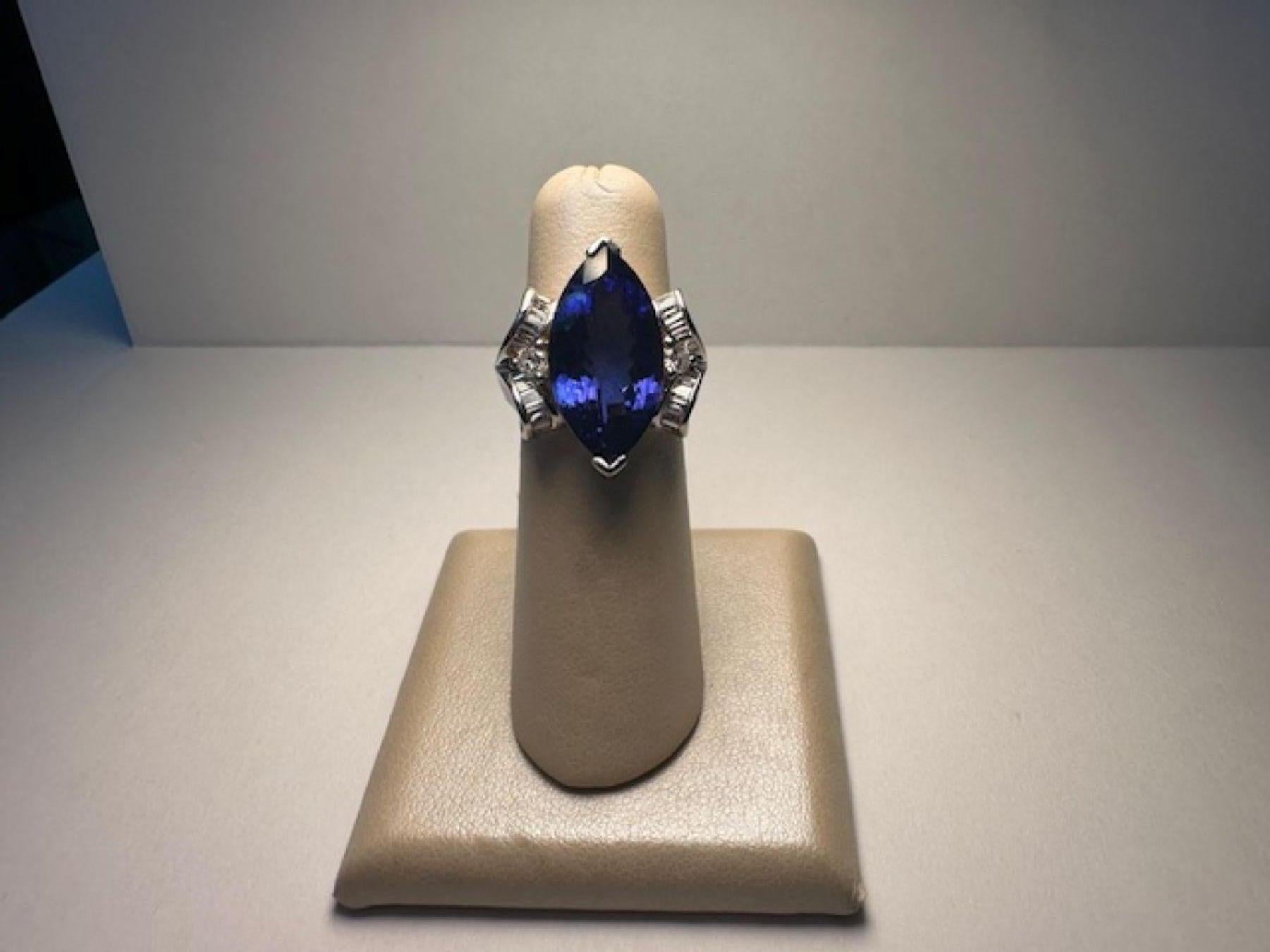 8 Karat Marquise Tanzanite Ring mit 0,85 Karat in Diamanten 18k Weißgold. Eleganz mit einem Hauch des Außergewöhnlichen - dieser bezaubernde Ring präsentiert einen faszinierenden Tansanit im Marquiseschliff, der für seine lebhafte violett-blaue